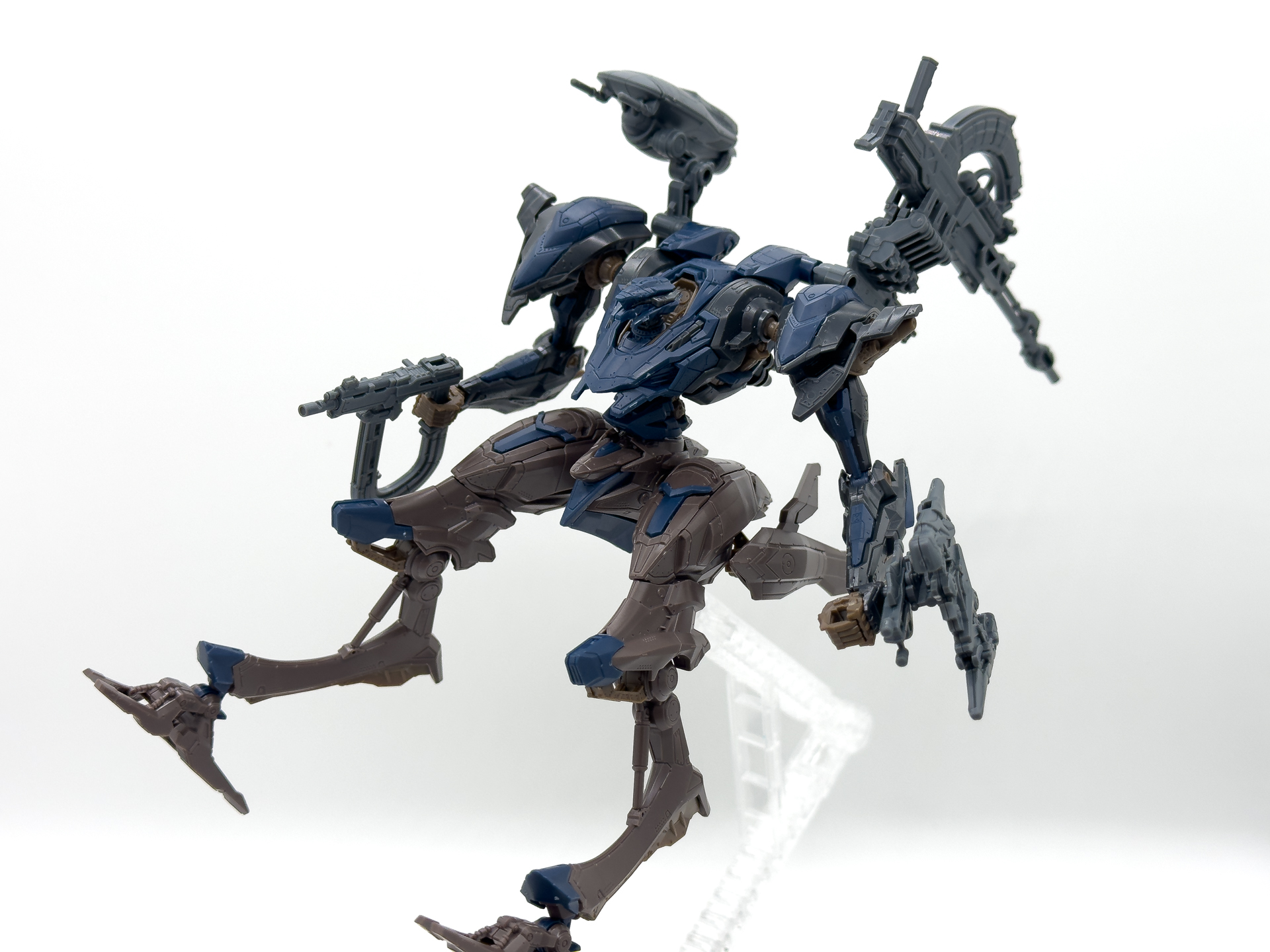 ミサイル発射時をイメージしたポージング。プラズマミサイルは角度の変更が可能です。