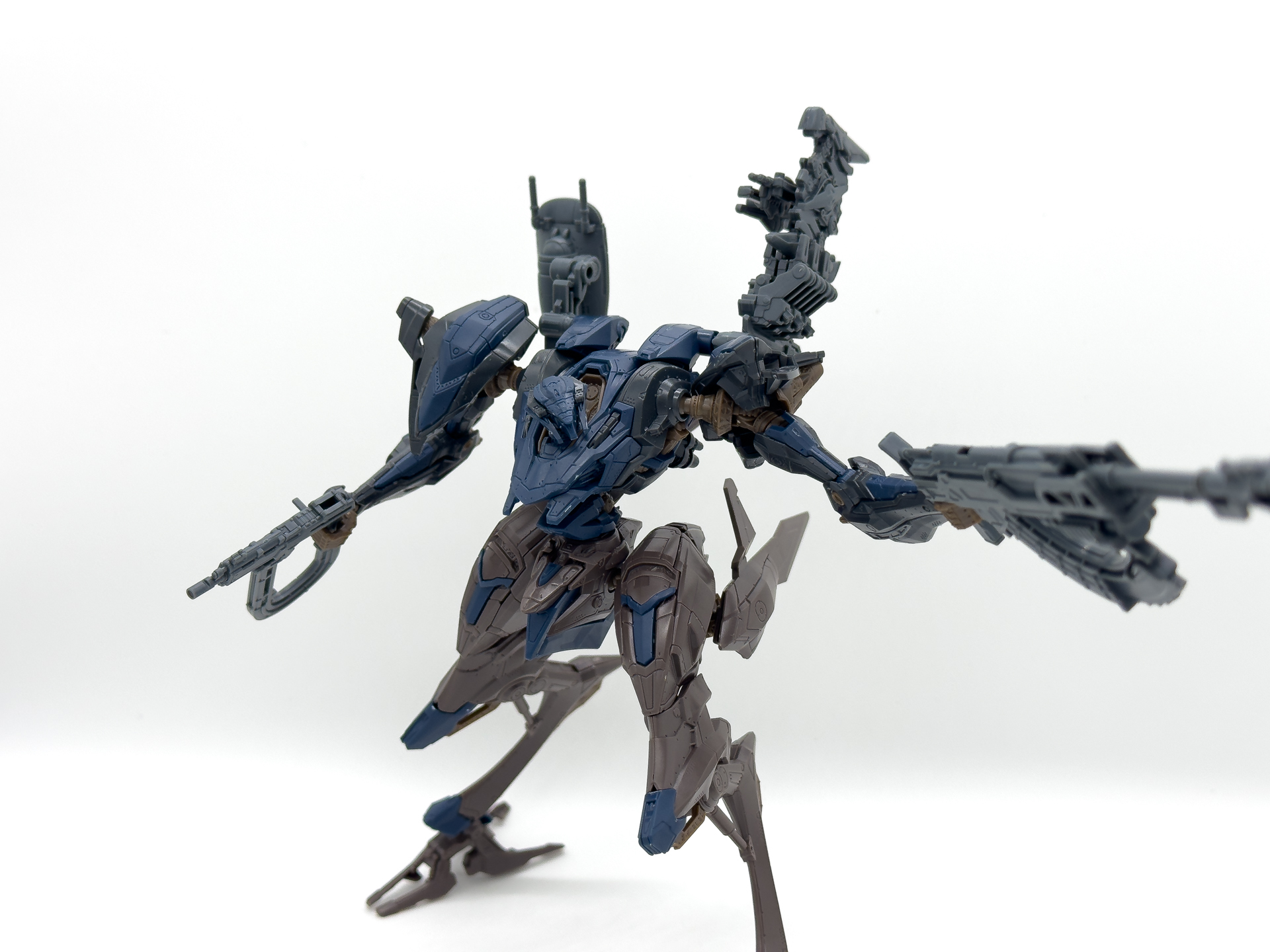 左肩の武器ラックは武器の差し替えが可能です。