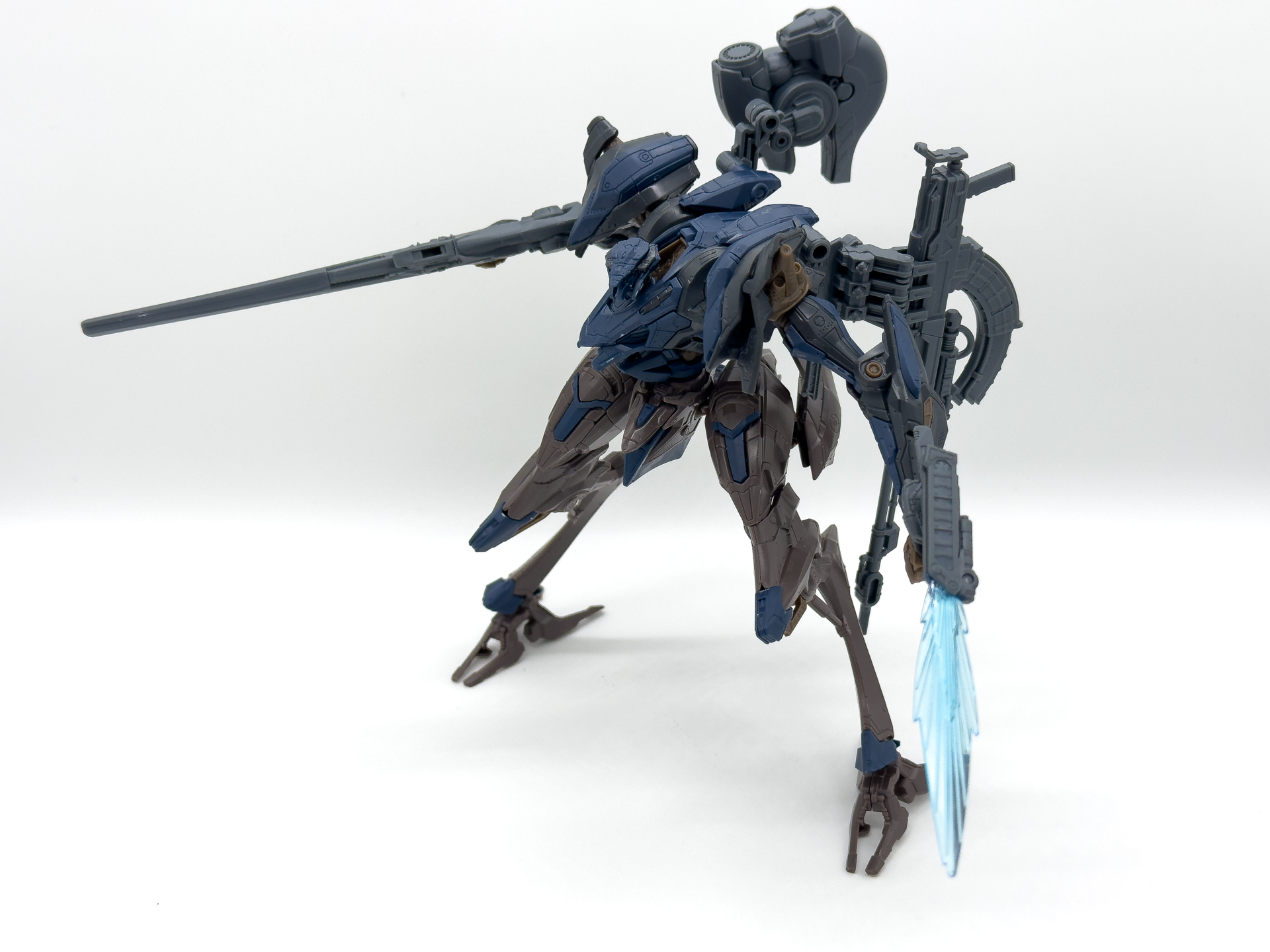 オプションパーツを用いて腕部と右肩の武装を組み換えたスティールヘイズ。印象がガラッと変わります。