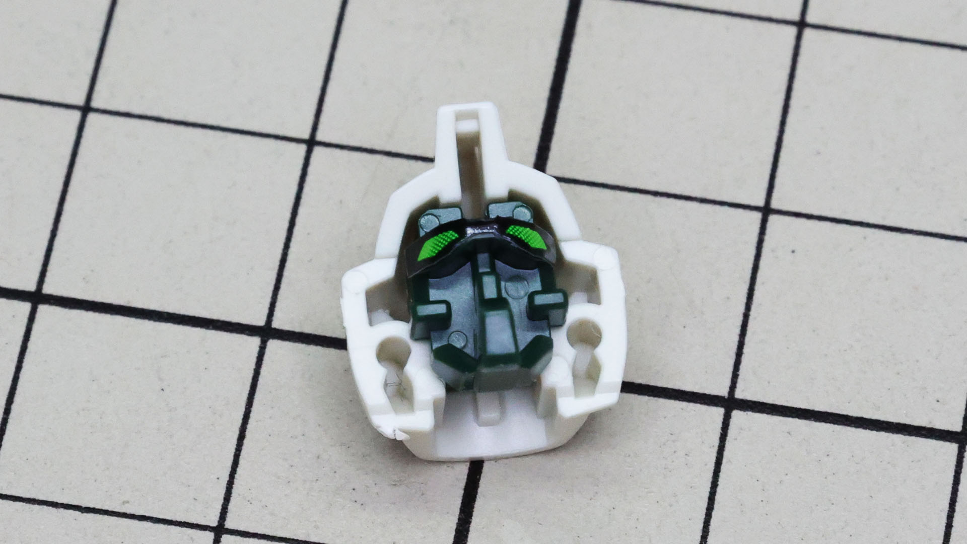 後部ヘルメットにメカフレームを組み込むとツインアイのシールも貼りやすくなります。塗装もしやすそうです