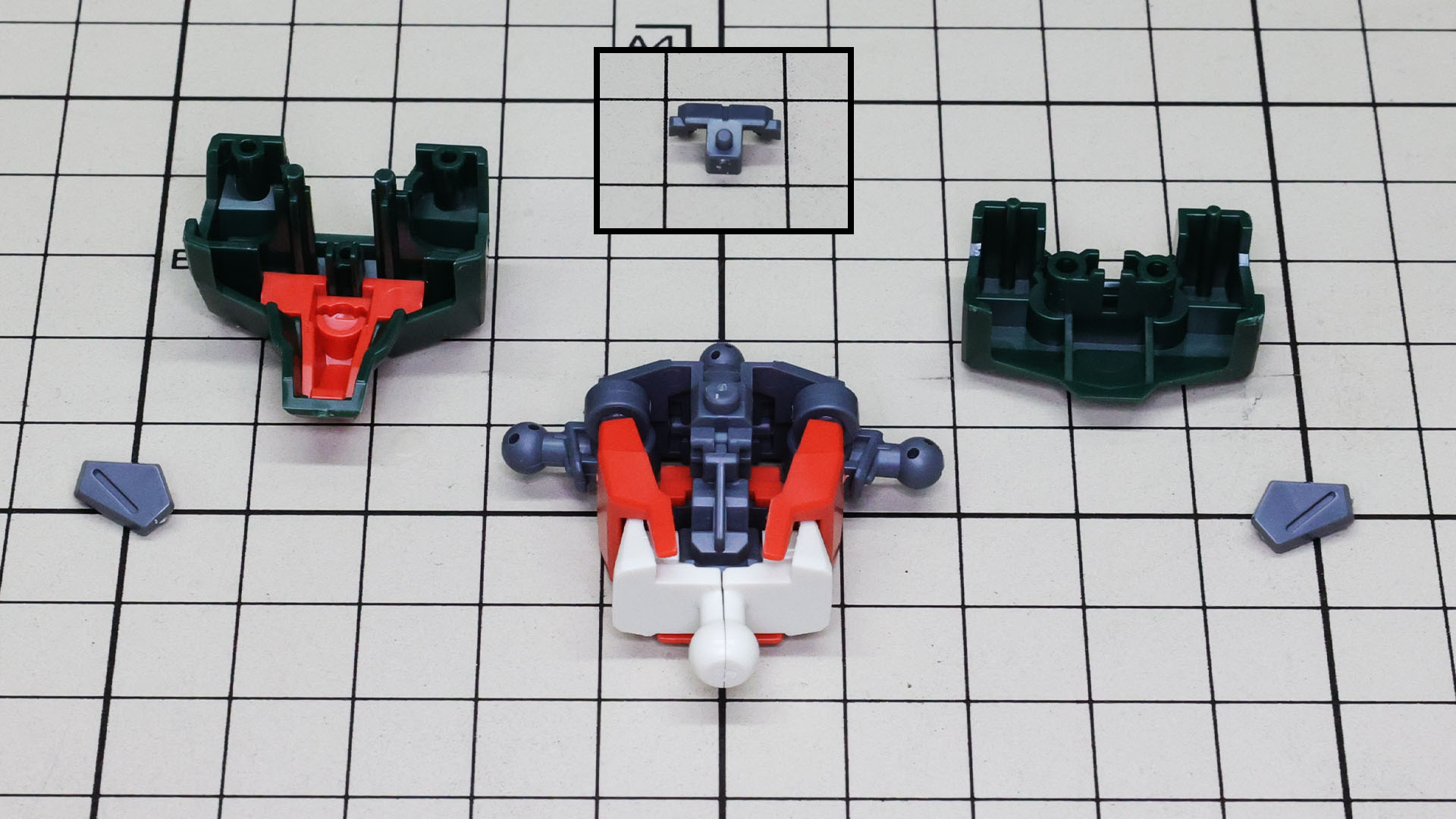 胸部の装甲を前後から組み付けます。カラー分けされていてそのままでもディテールがビシっと決まります