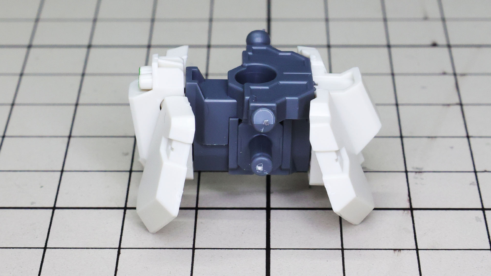 コアフレームに前後の装甲部を組み付けます