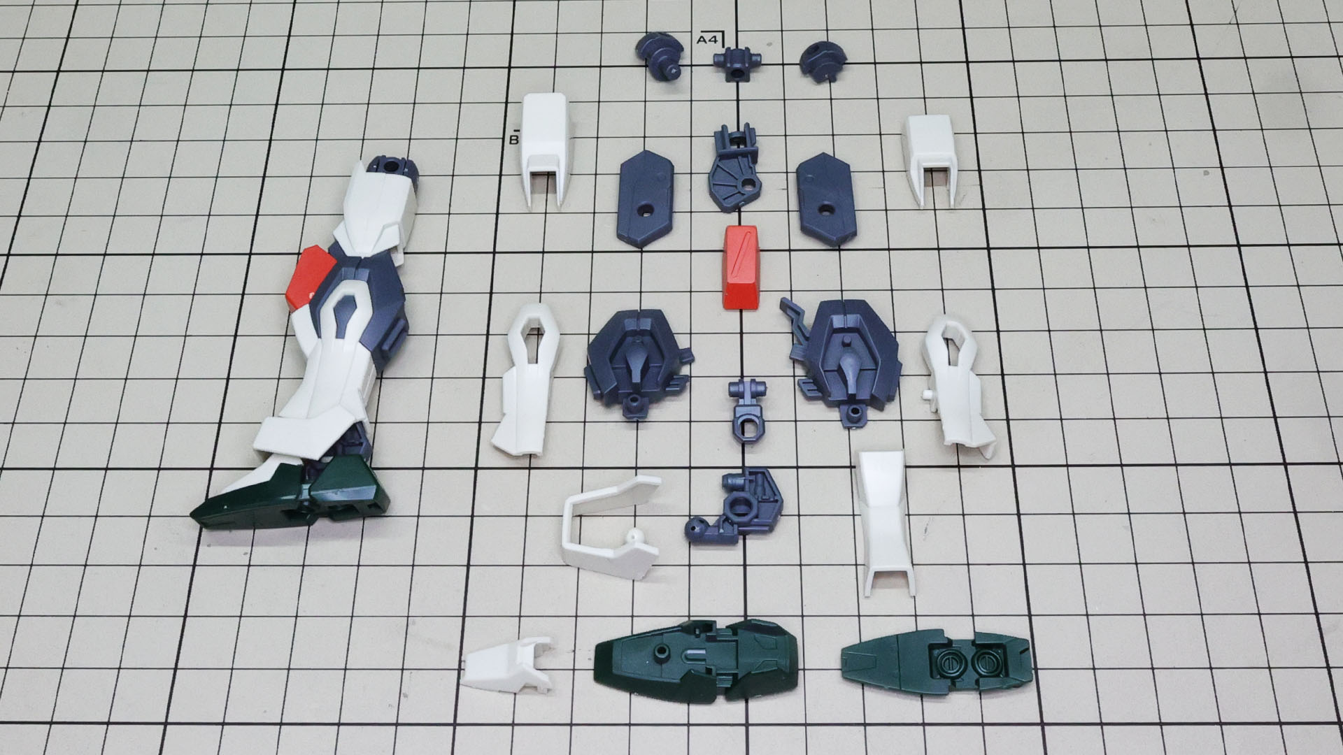 右脚は既に組み上げています。各所のメカフレームが可動性能の高さを感じさせます