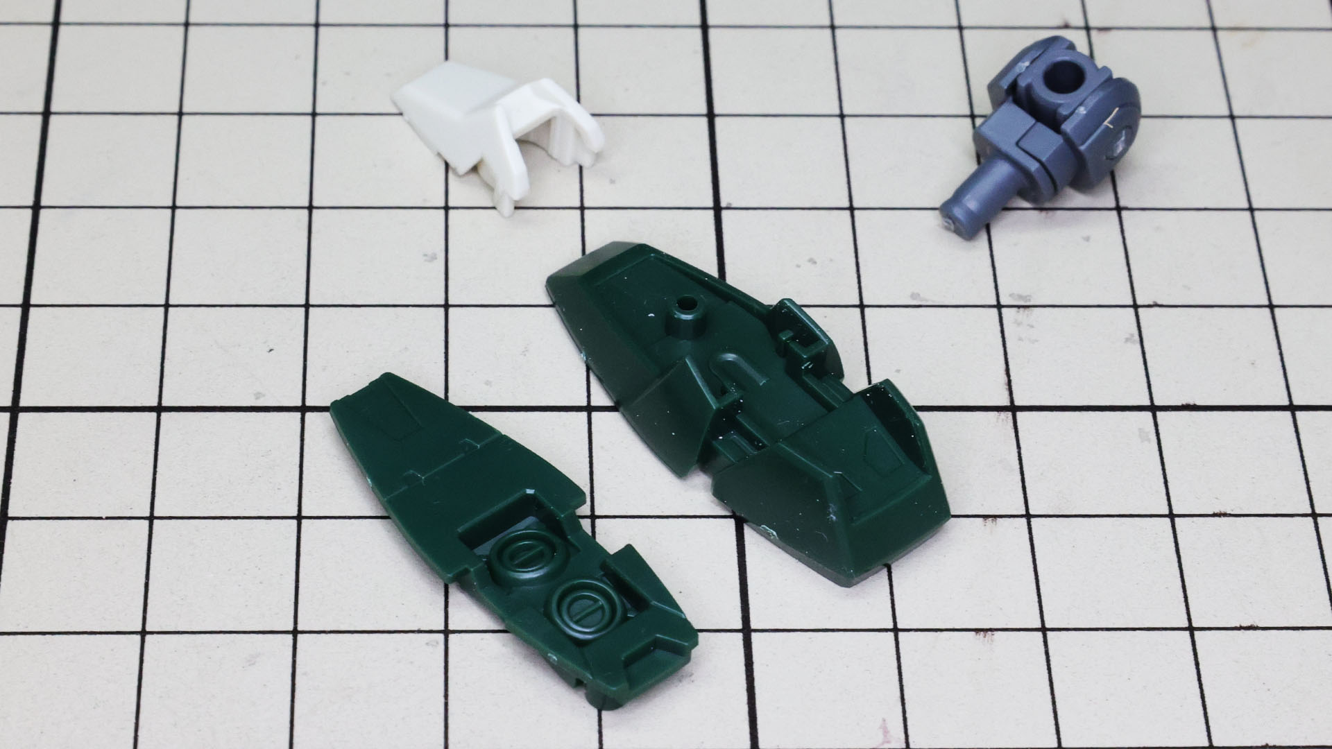 右が股関節のメカフレーム、それ以外はソールのパーツです。