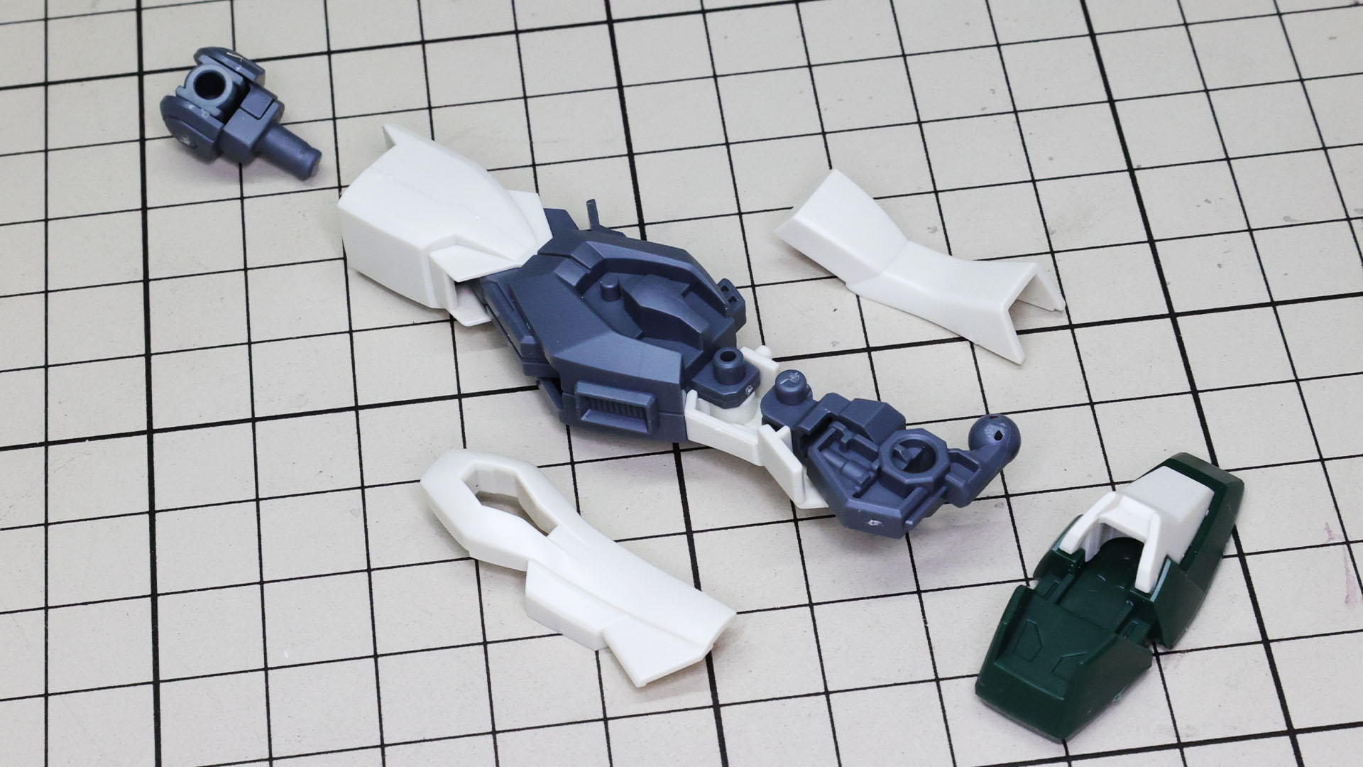 膝下装甲にはさらにソールとの接続フレームを組み込みます