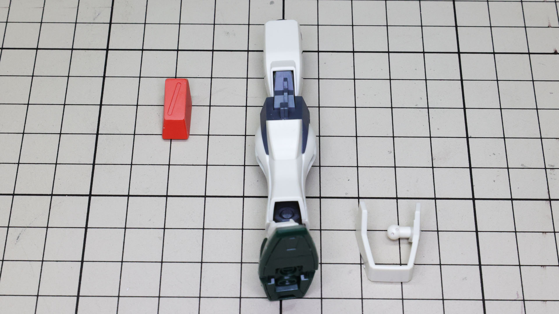 アンクルアーマーは片側からフレームに接続する軸が出ています