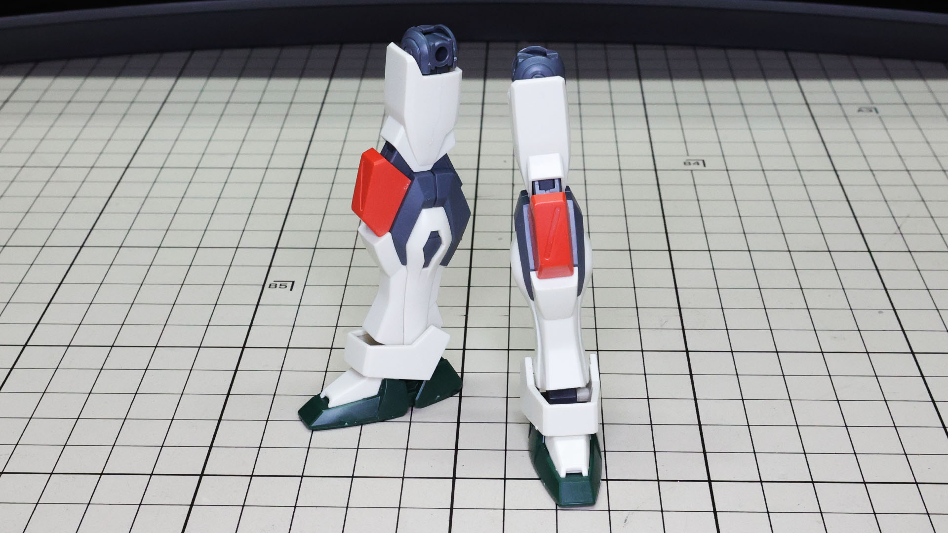 赤いニーアーマーを組み付けて脚部完成！