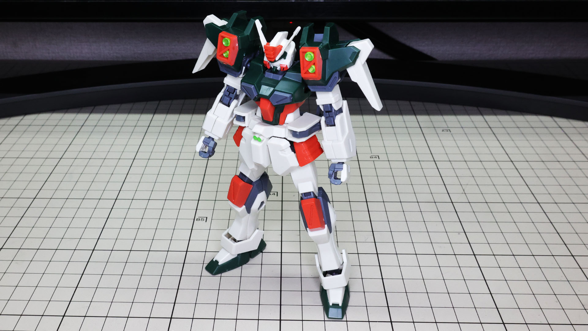 上半身とドッキングさせれば素のライトニングバスターガンダムが完成