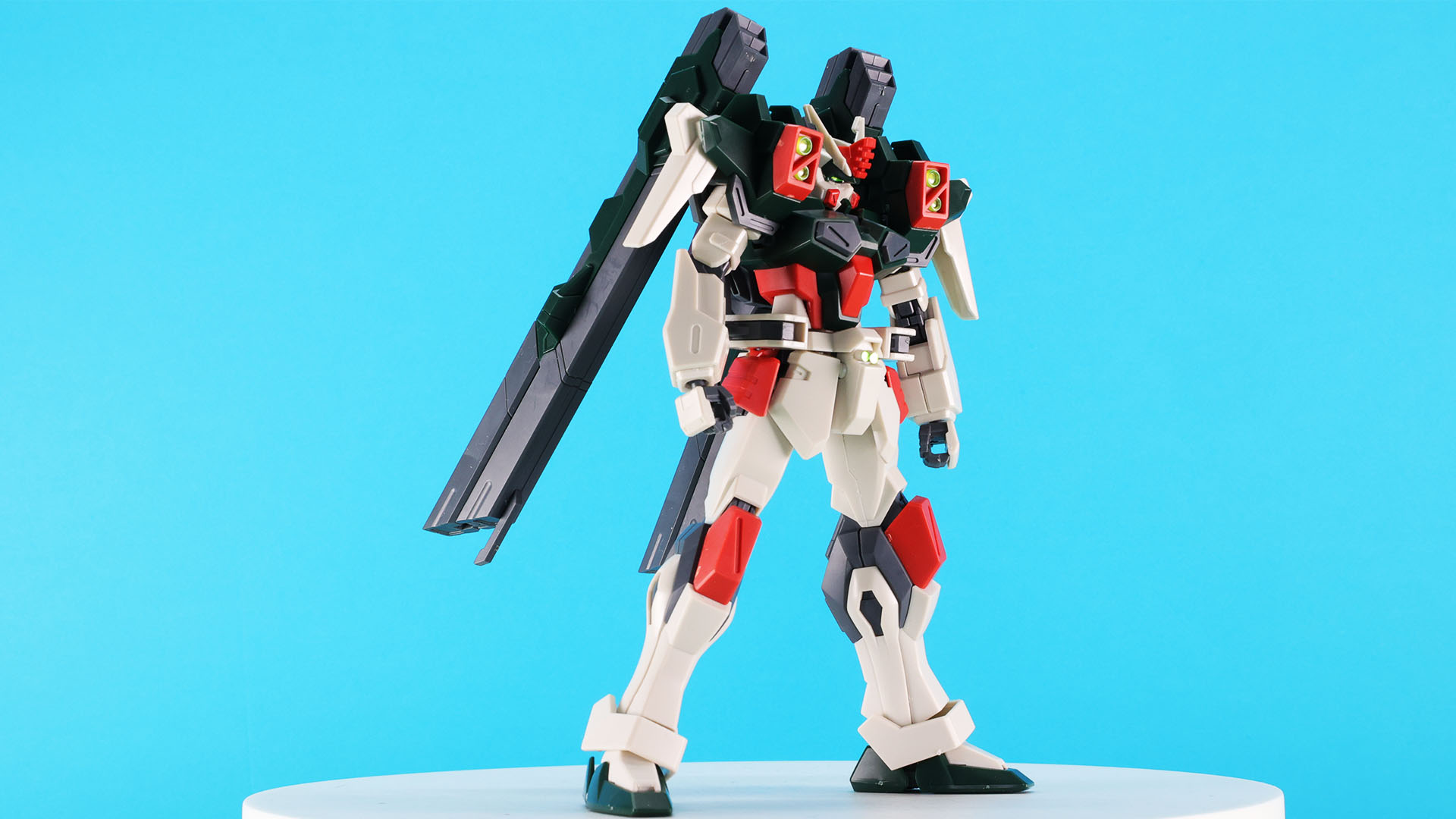 意匠は先代のバスターガンダムをほぼ継承しています