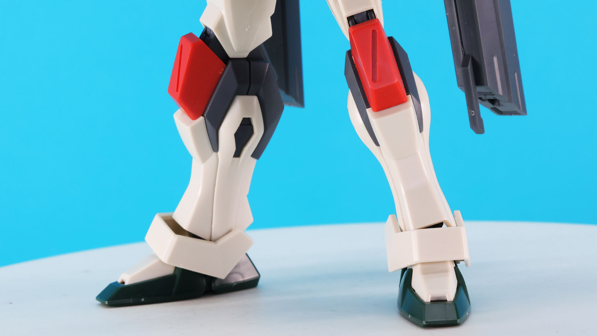 腰部には「高エネルギービームガン」を2門装備しています。キットでは収納状態と展開状態をパーツ差し替えで表現します