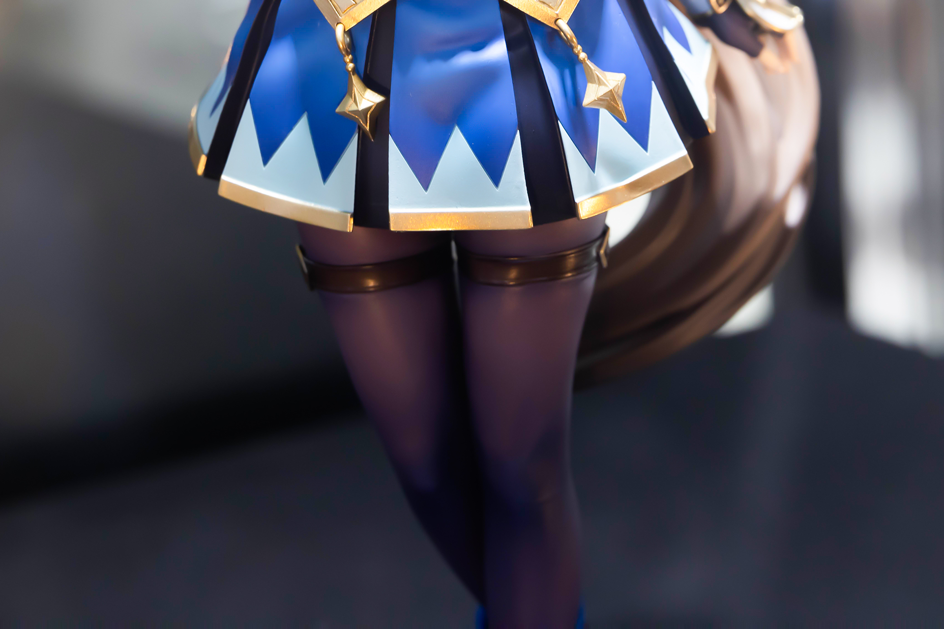 脚は黒いタイツ姿になっている