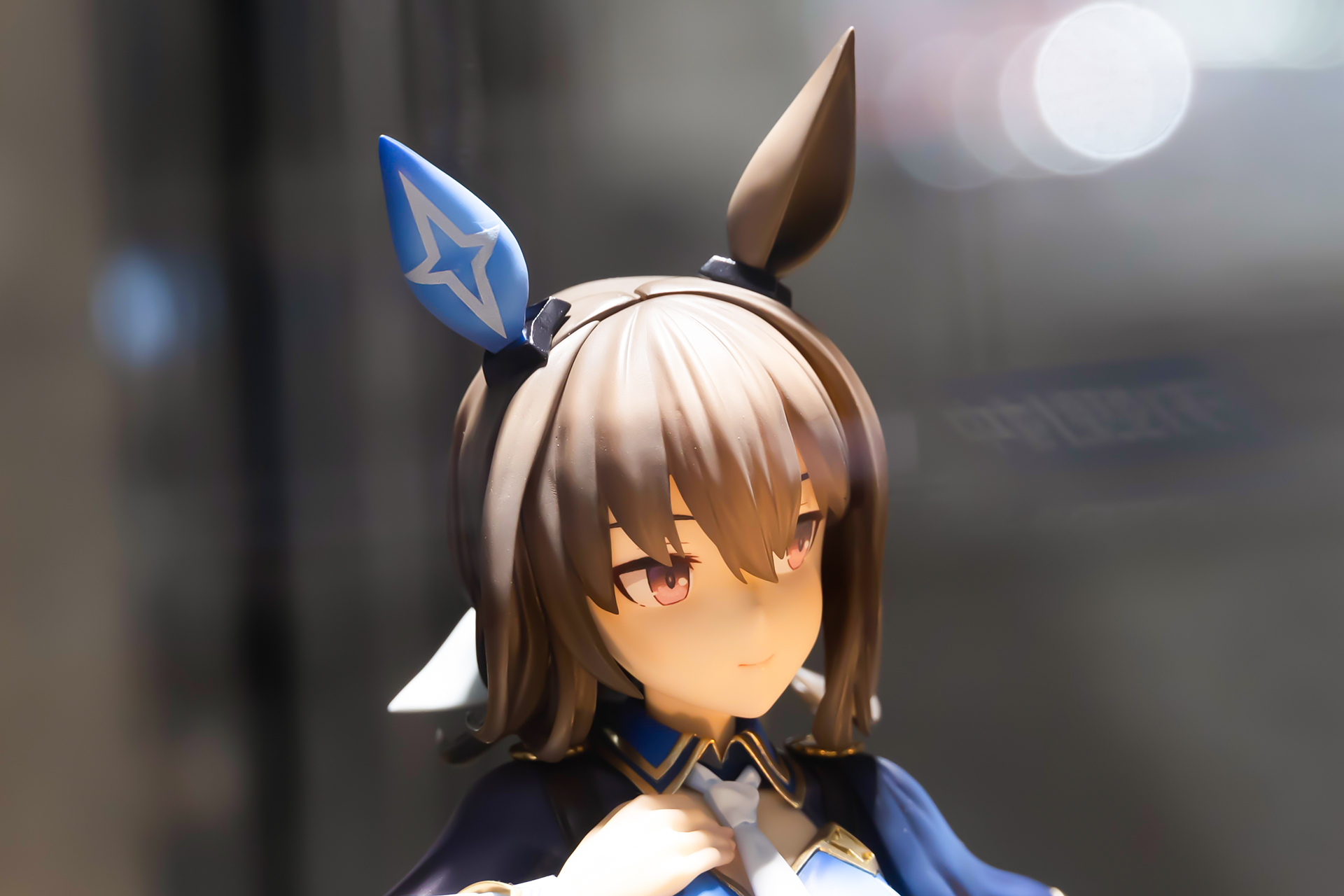 片方の耳だけ青い装飾が付けられている