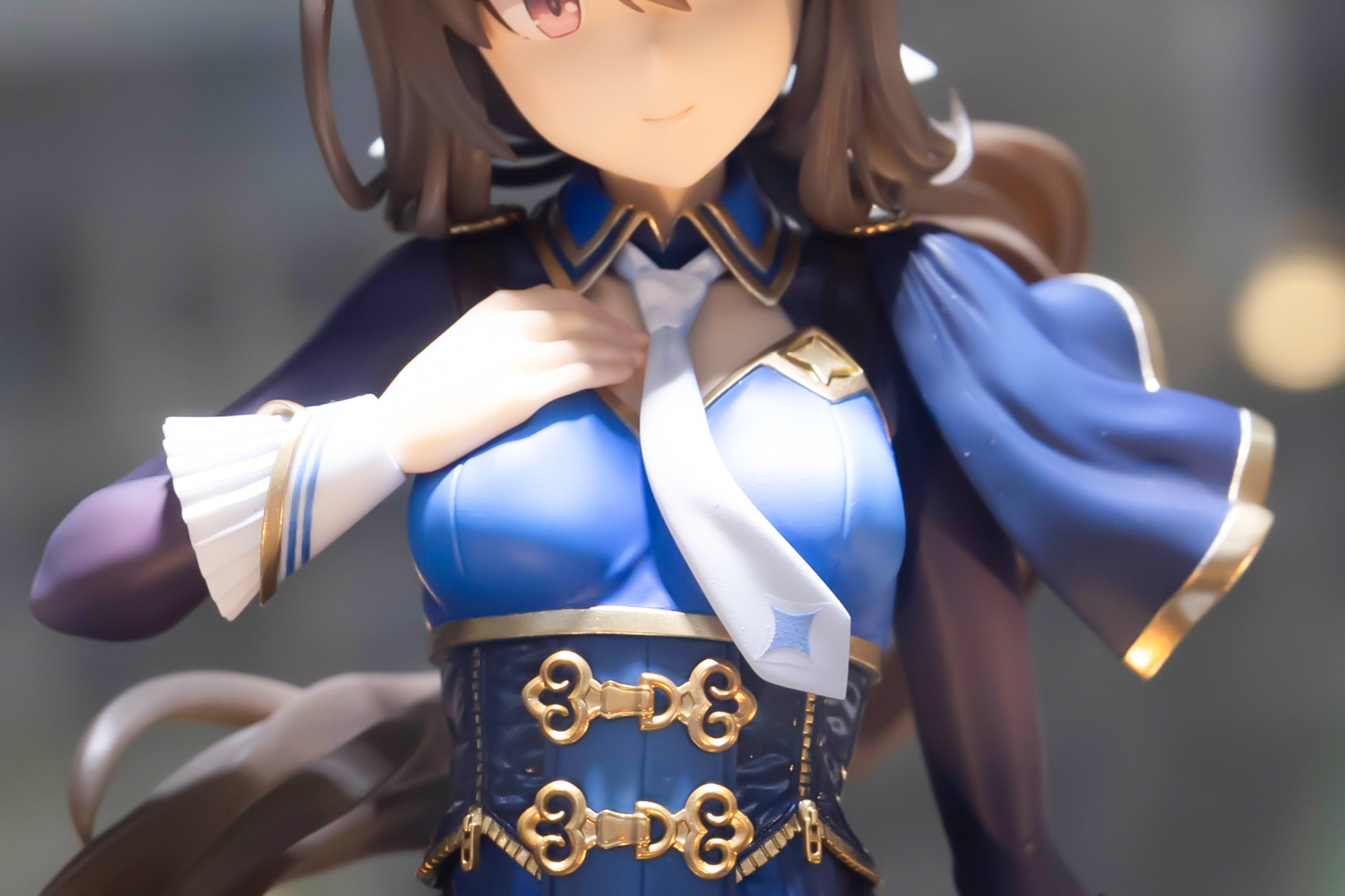 首から付けたネクタイにも星が輝くようなマークが付けられている