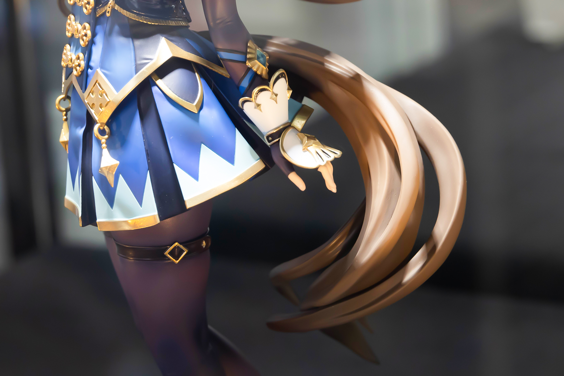 手の甲に付けた装飾品も美しい