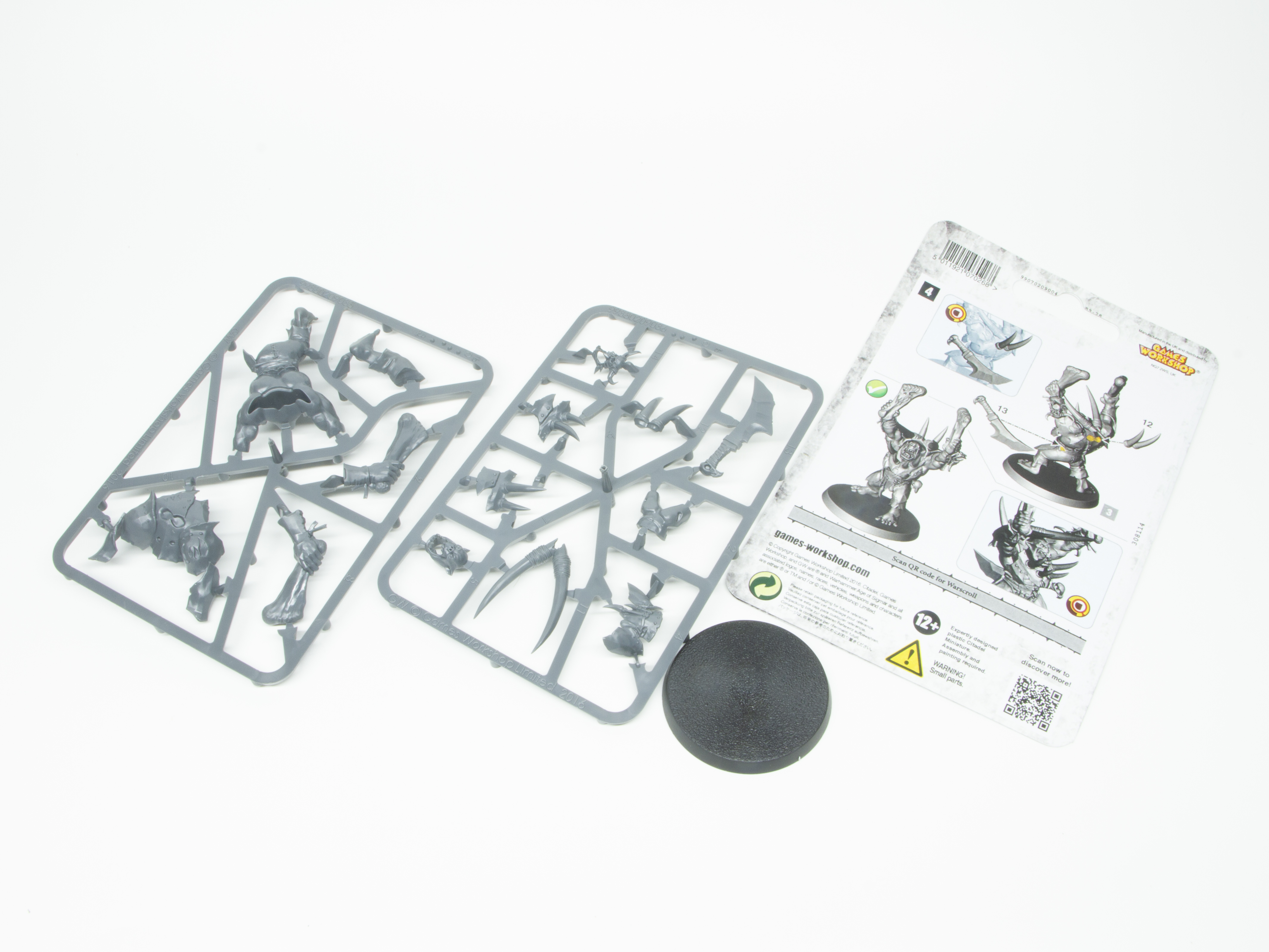 内容物。ランナーはミニチュアによって1枚か2枚程度