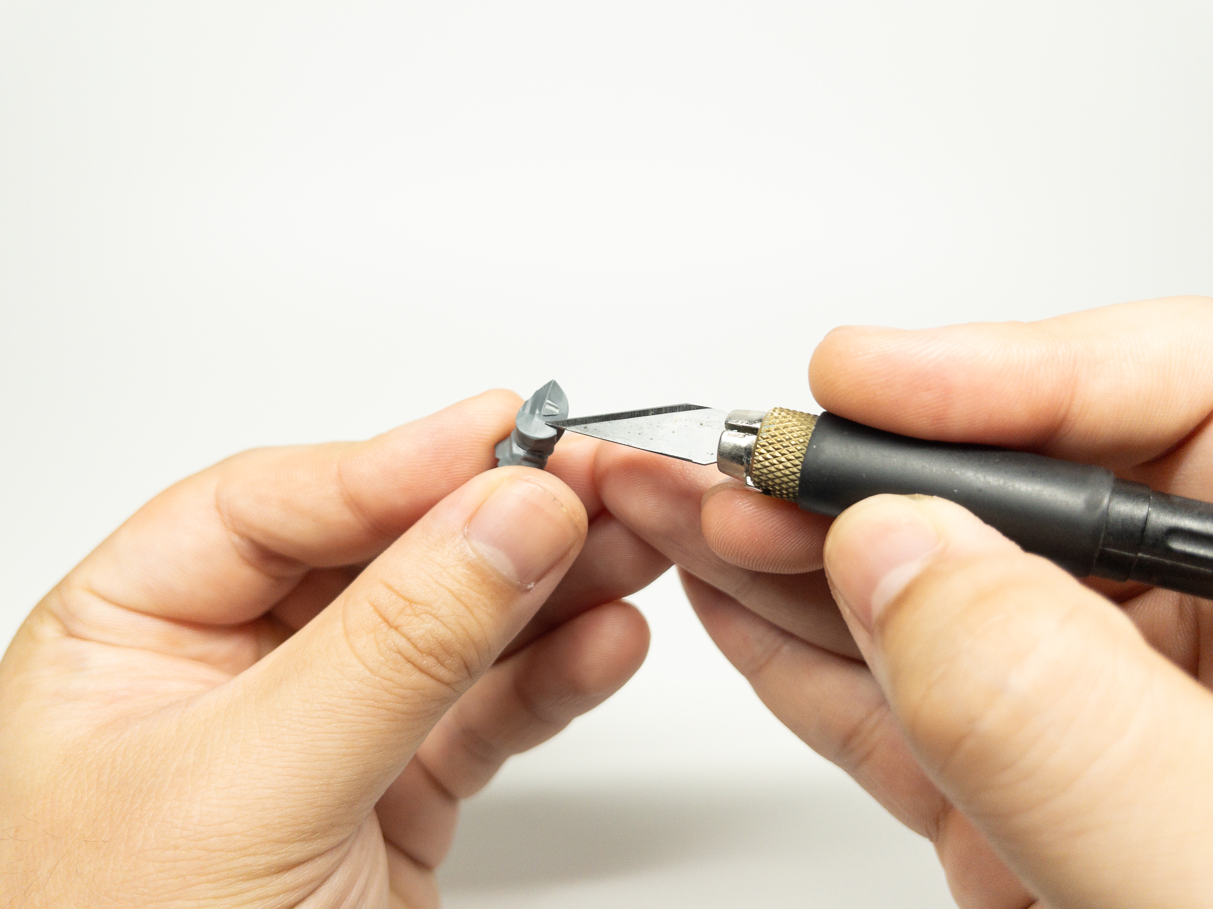 嵌合面にゲートが作られていることも多いので、慎重にデザインナイフでゲートを落とす