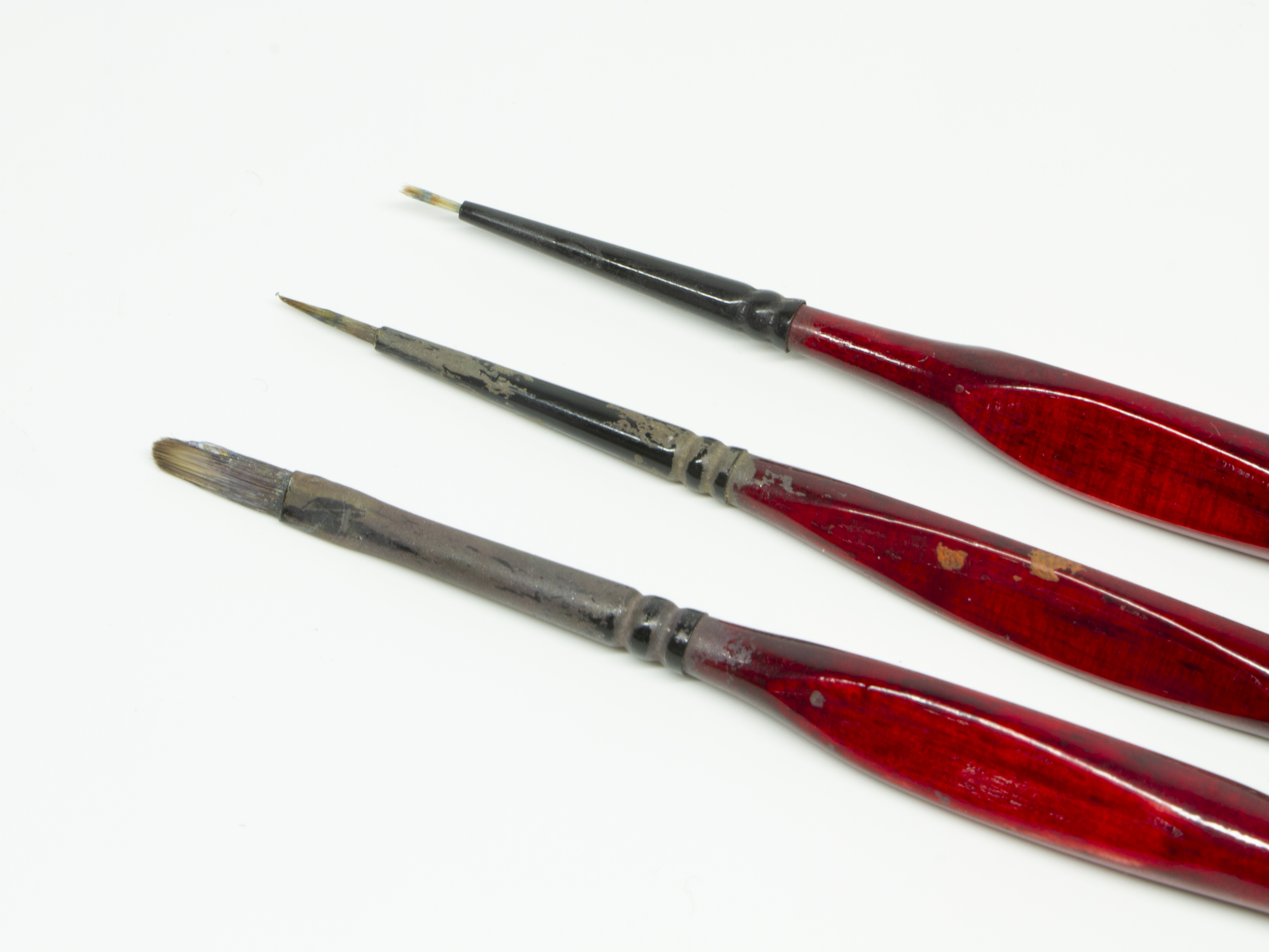 「ペイントテイマー」は三角の持ち手で持ちやすく、転がりにくいのが魅力。また柄がかわいらしいマーブル模様で高級感があり、持っていて好きになった