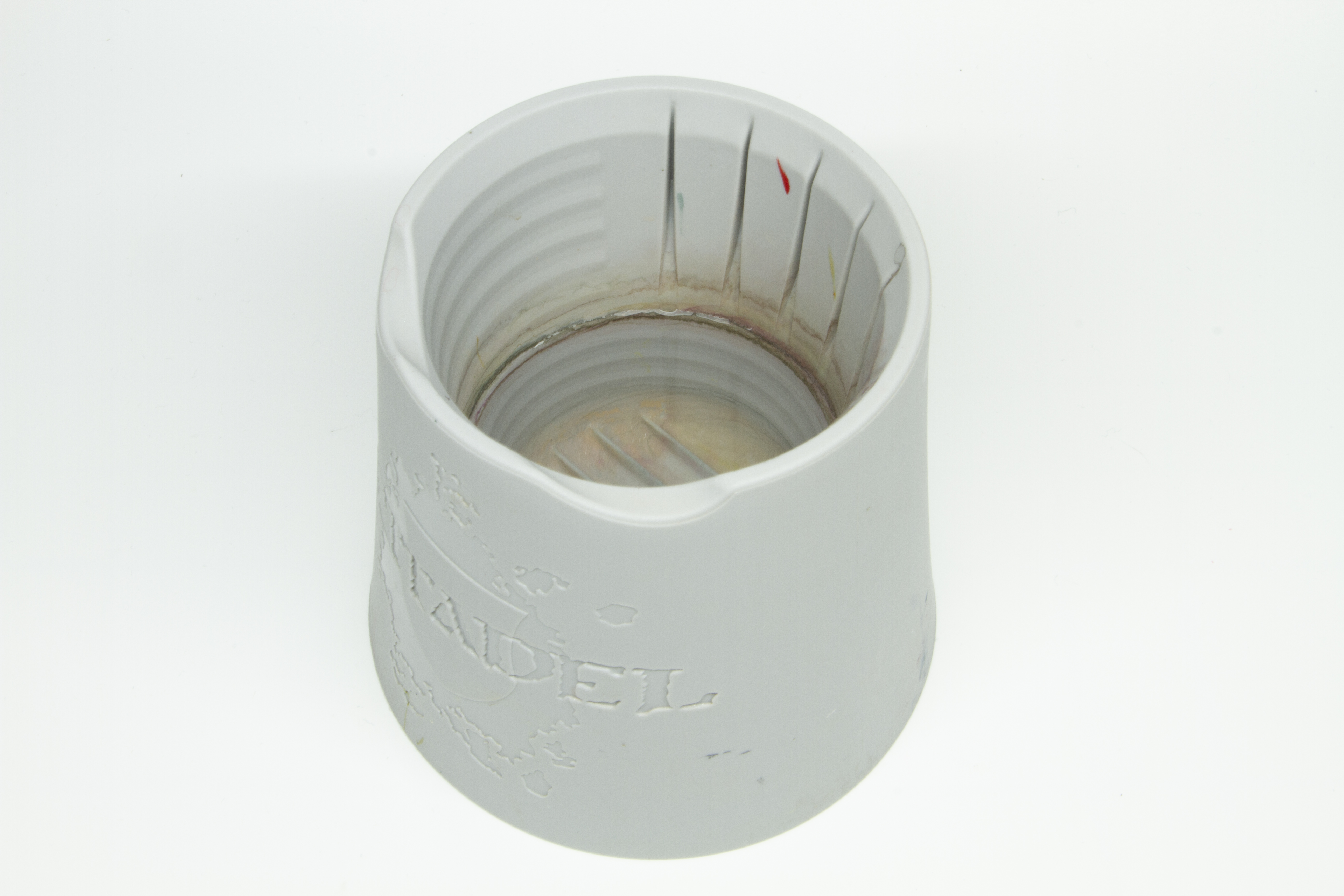 水入れは使わないマグカップなどでもいいが、筆者はシタデルカラーのペイントポット（1,530円）を使用している。プラ製で軽いのに転げにくく、筆を整える溝などが配されているのがいい