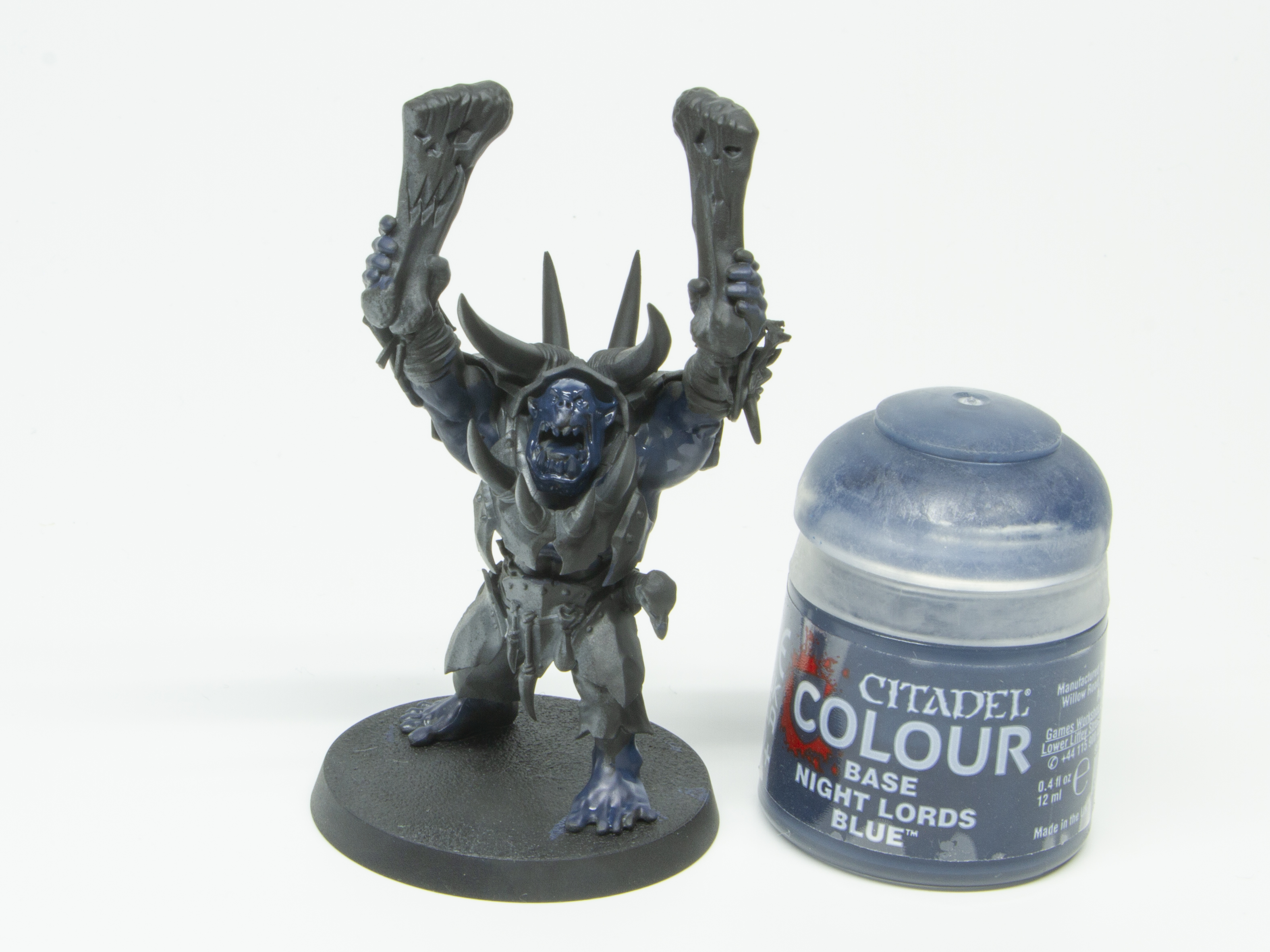 まずは「ナイトロード・ブルー」で肌色の下地を作る。これがあると次の色に深みが加わる