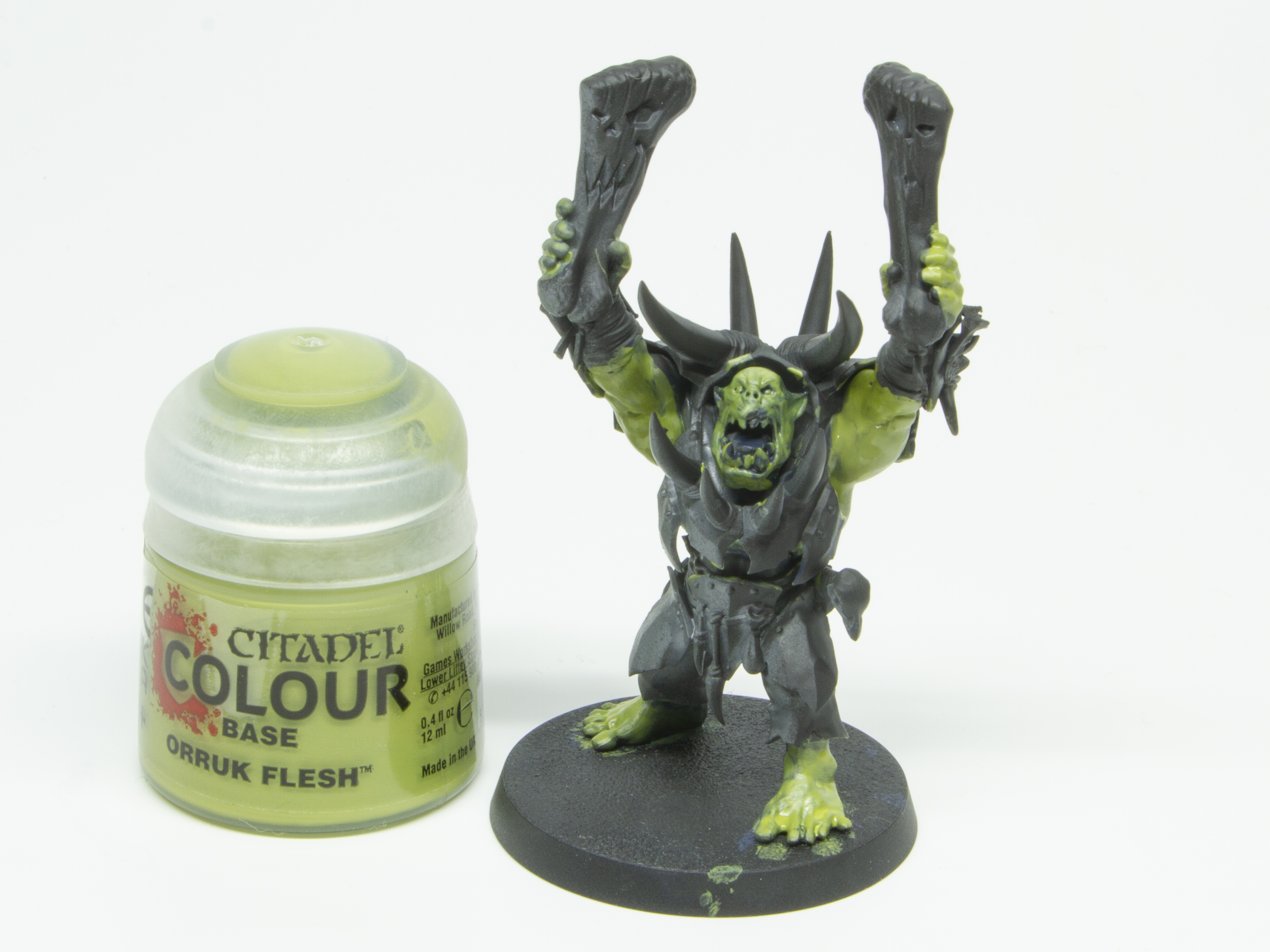 「オールク・フレッシュ」を塗る。「ナイトロード・ブルー」を乗せているので下地の色が透けて多少青緑色に見え、強そうなオールクの肌色が完成する