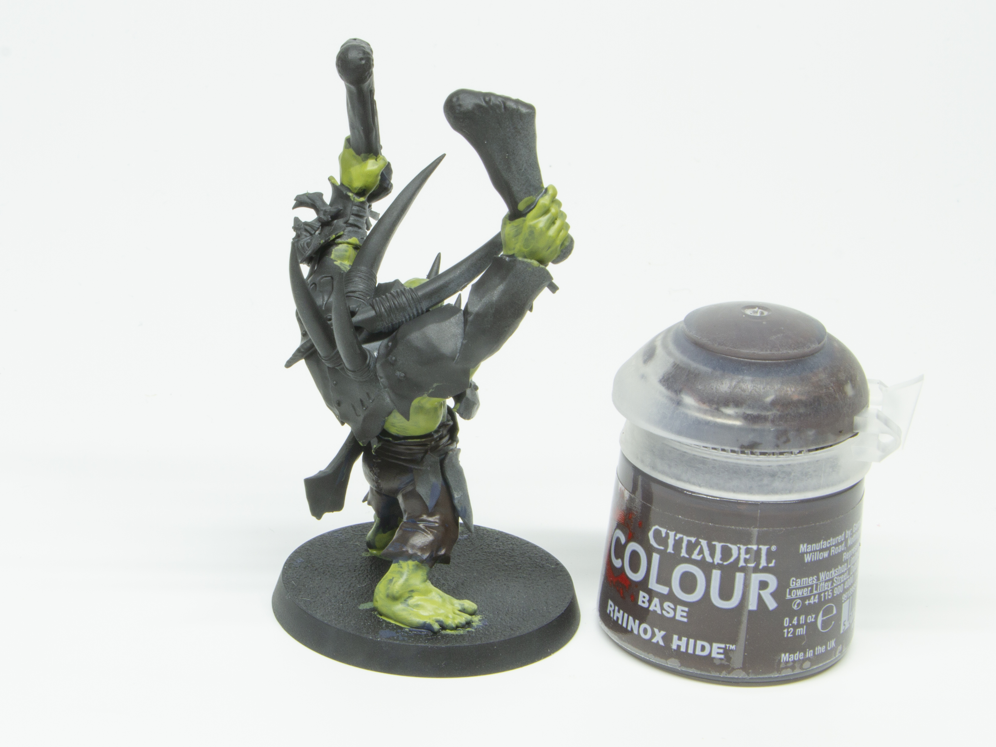 ズボンに「ライノックス・ハイド」を塗る