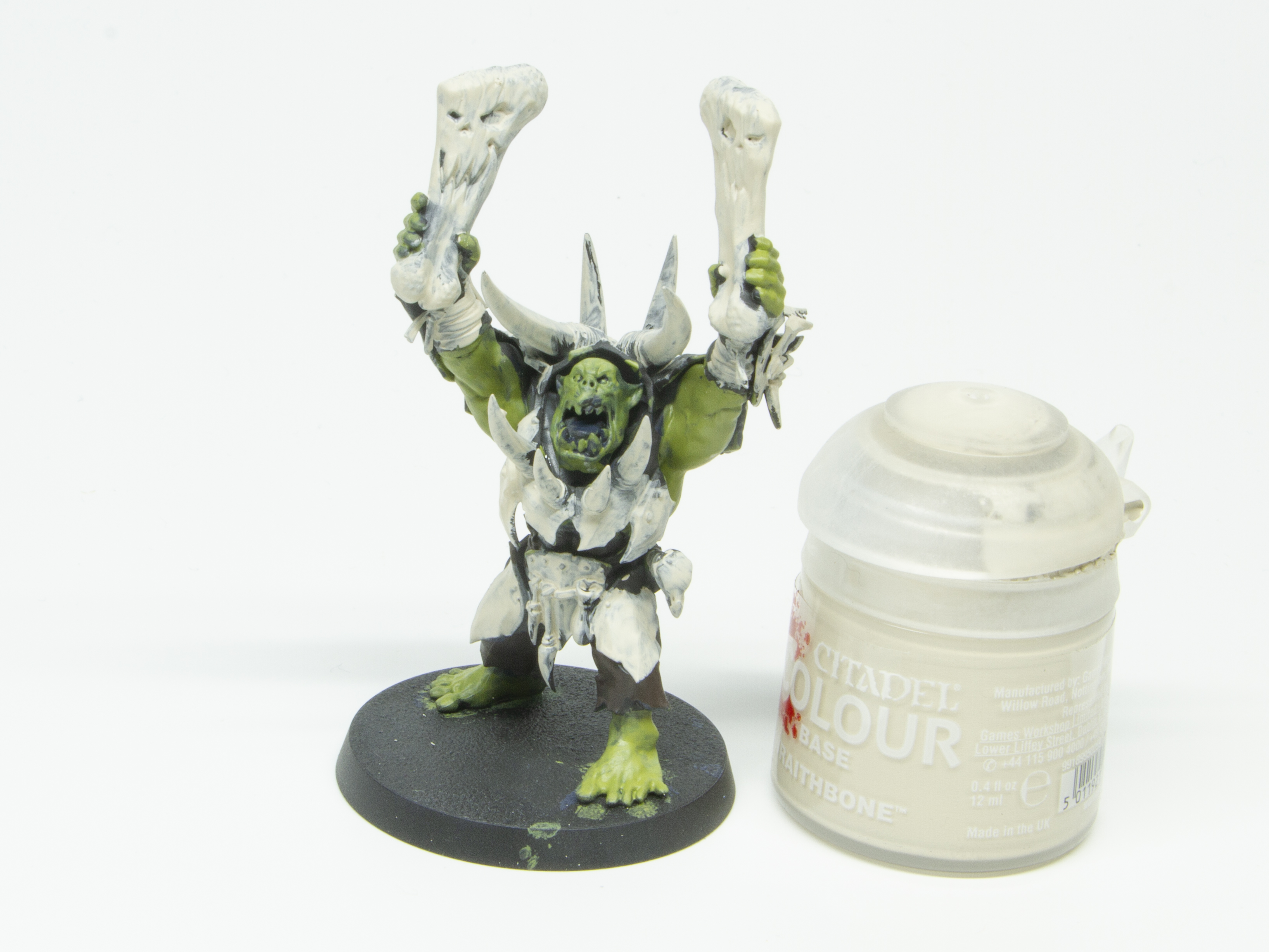 今回は「レイスボーン」で鎧に加え、くくりつけた牙などを塗っていく