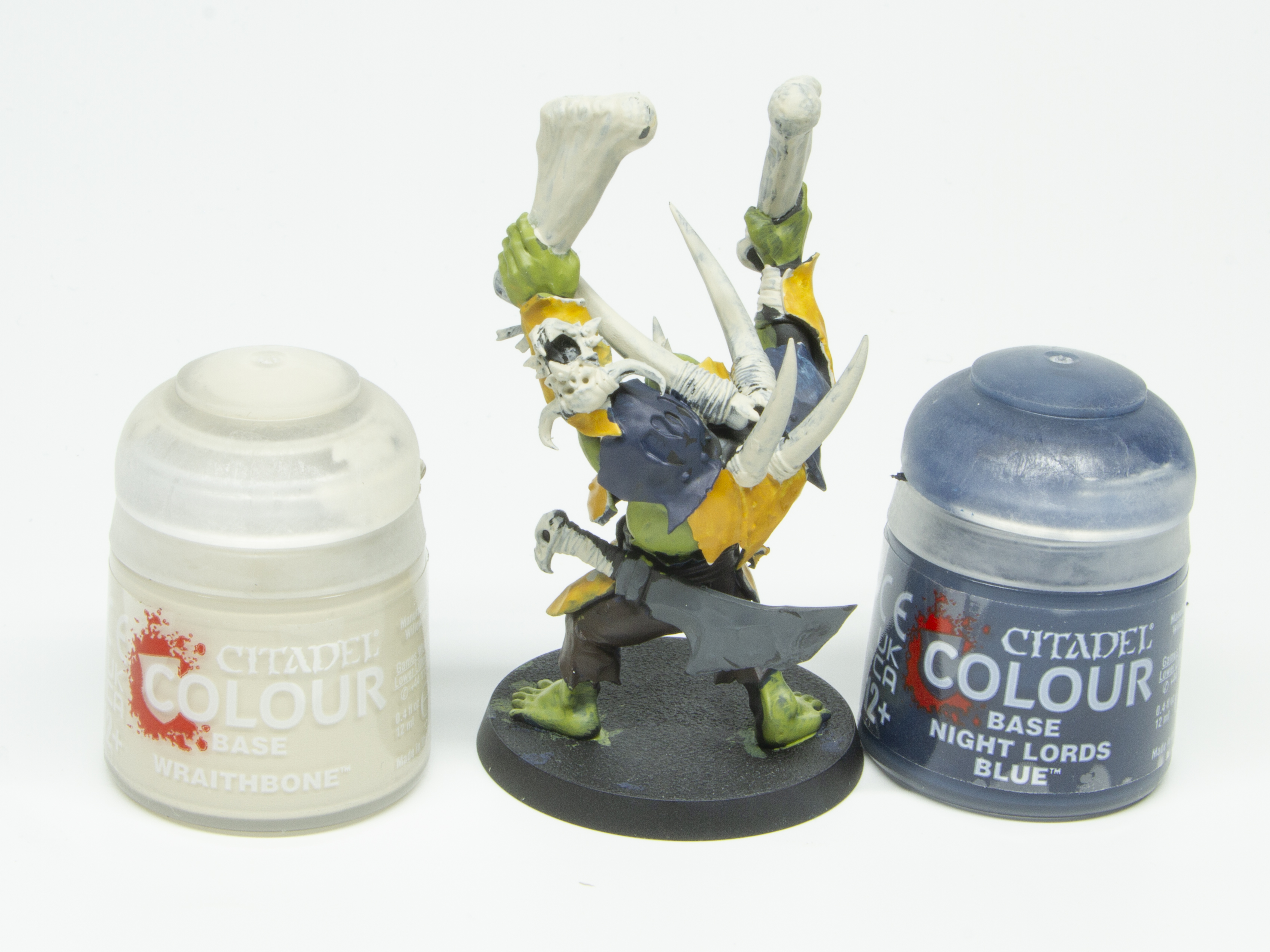 はみ出した細かい部分を「レイスボーン」で手直しし、肩の装甲を「ナイトロード・ブルー」で塗る。この2色構成がアイアンジョウの一派「鋼鉄太陽族」のカラーだ