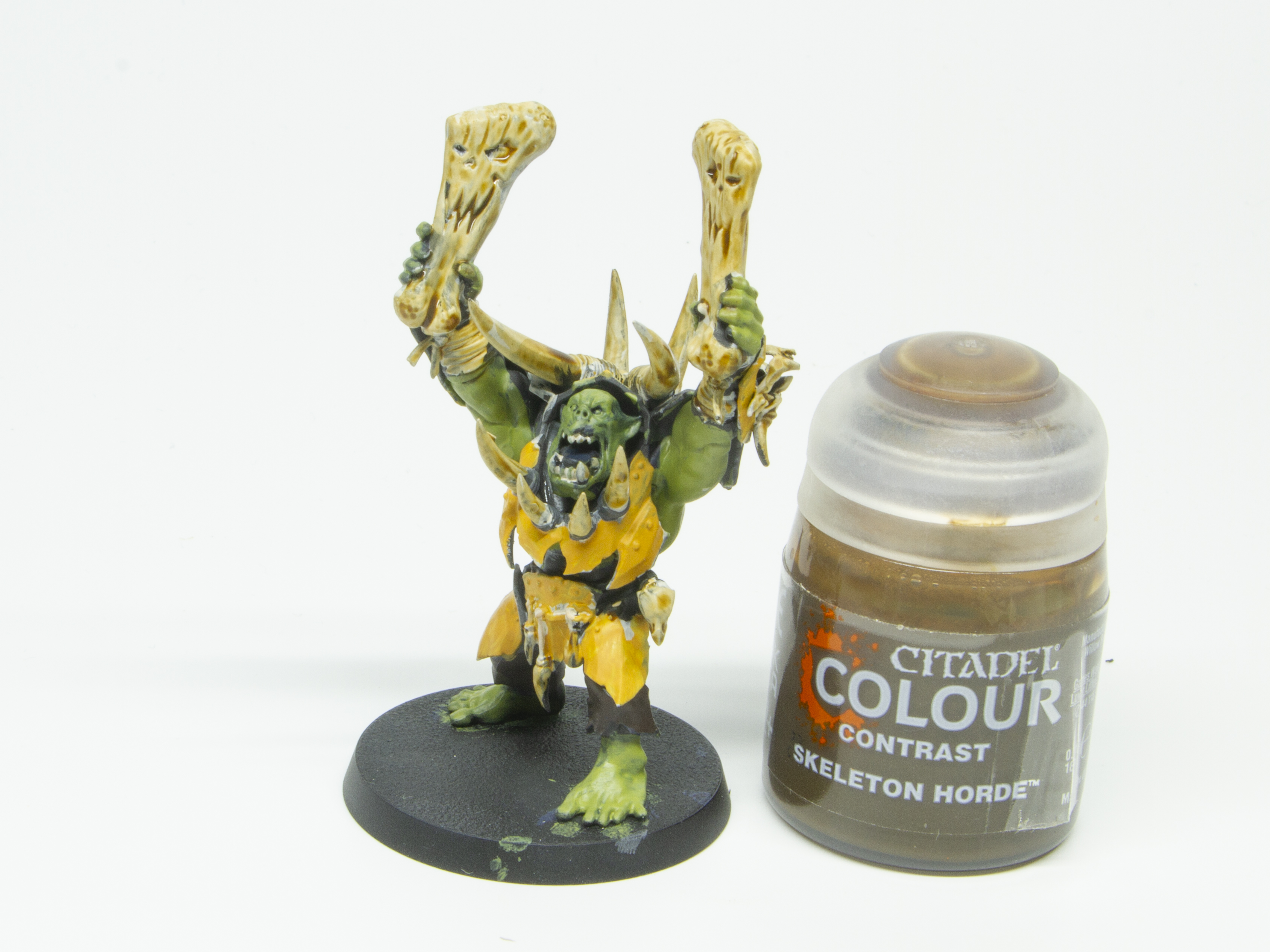 「スケルトン・ホード」でゴルク棒＆モルク棒や牙の部分などを塗る。CONTRASTは水彩的なシャバシャバの塗料で、全体に流し込むことでへこんだ部分にたまり、その名の通り彩度に強弱が加わる