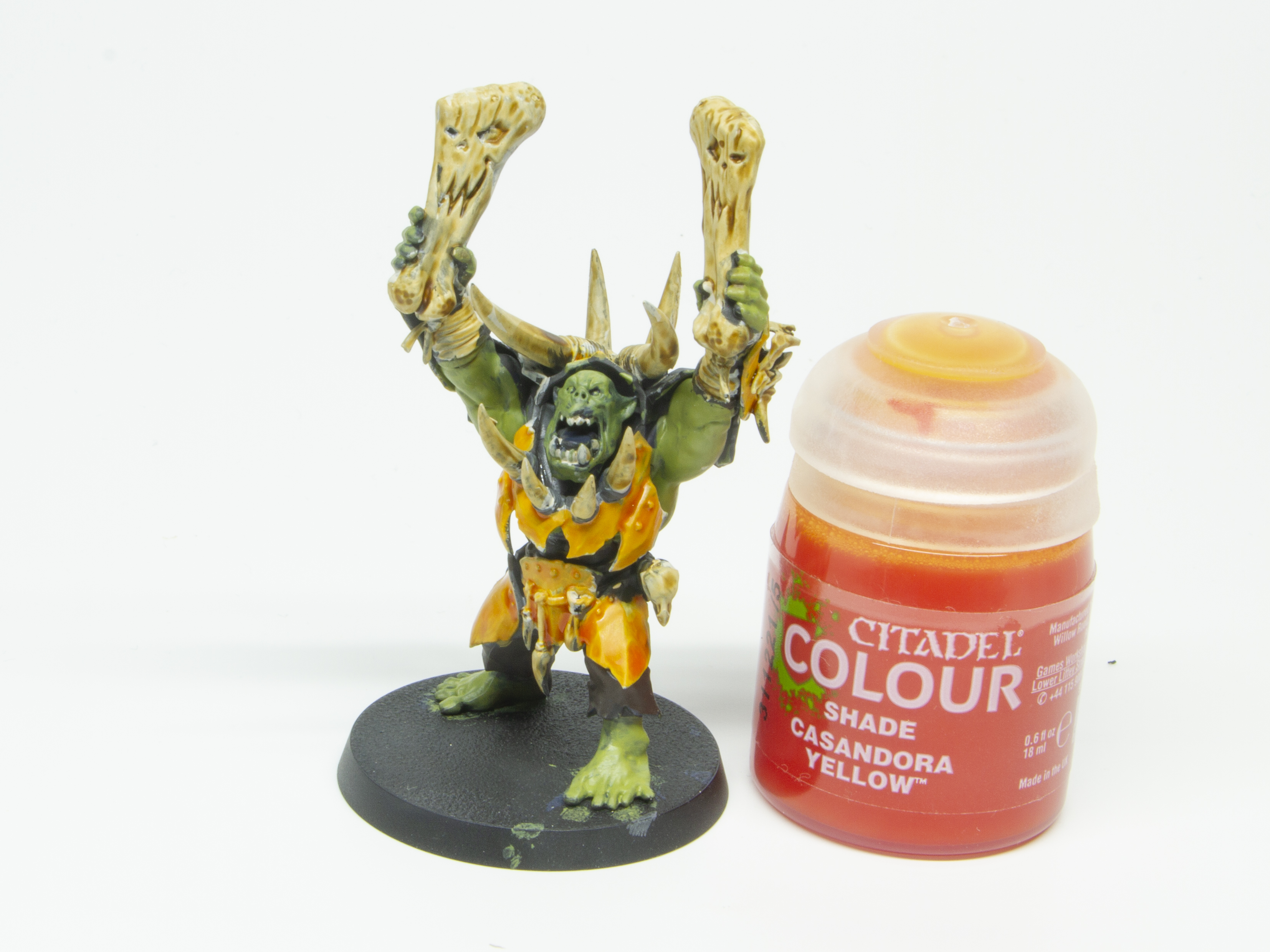 鎧全体に「カサンドラ・イエロー」を流す。SHADEもシャバシャバの塗料だが、すでに付いている色に深みを加えるのが目的の塗料だ。鎧に柑橘系の濃いオレンジ色が加わる