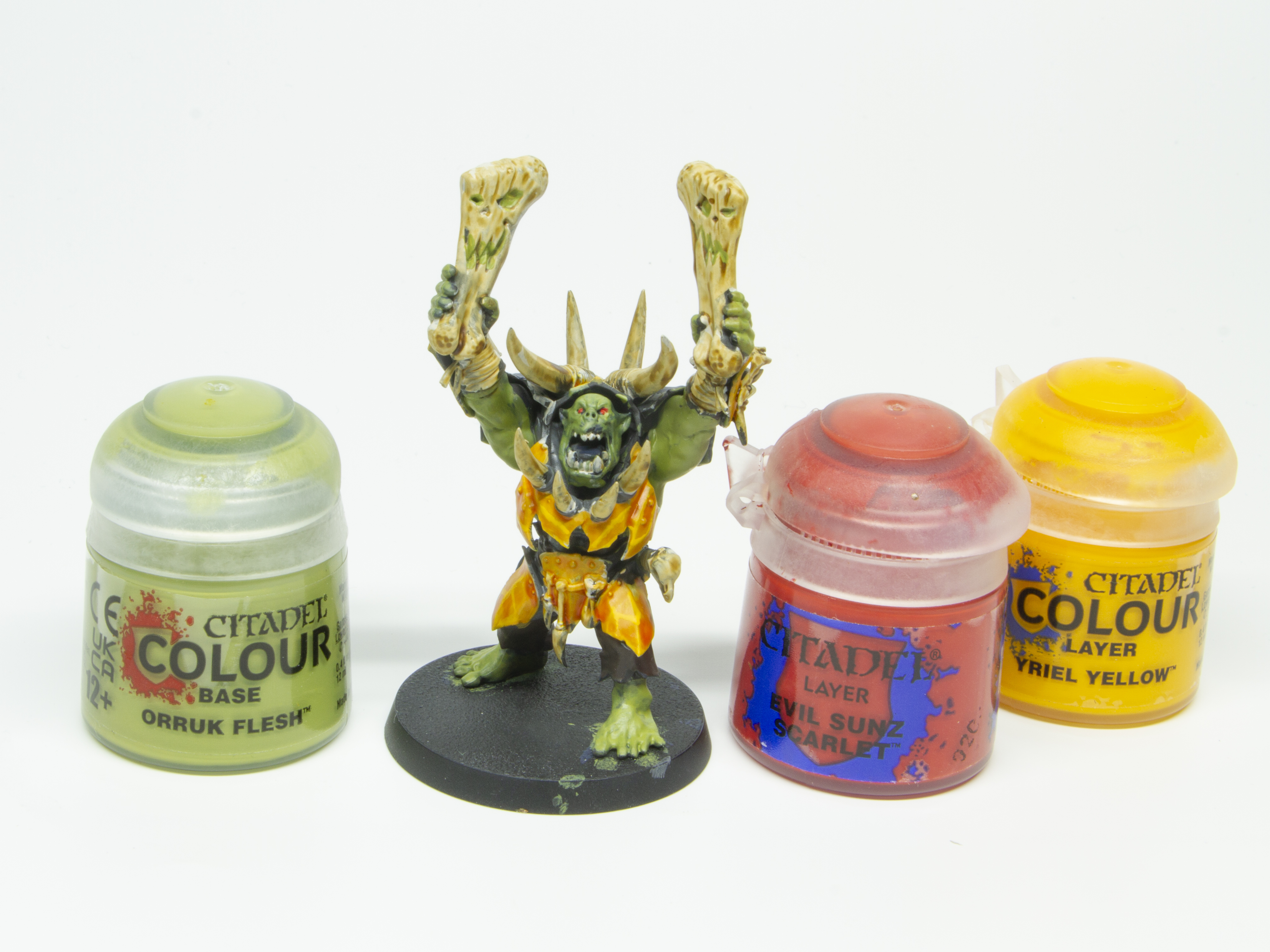 ゴルク棒＆モルク棒に「オールク・フレッシュ」でエネルギーがたまった様子を表現し、目に「イーヴィルサンズ・スカーレット」で瞳を描く。最後に鎧の山になった部分を「ユリエル・イエロー」でなぞり、完成