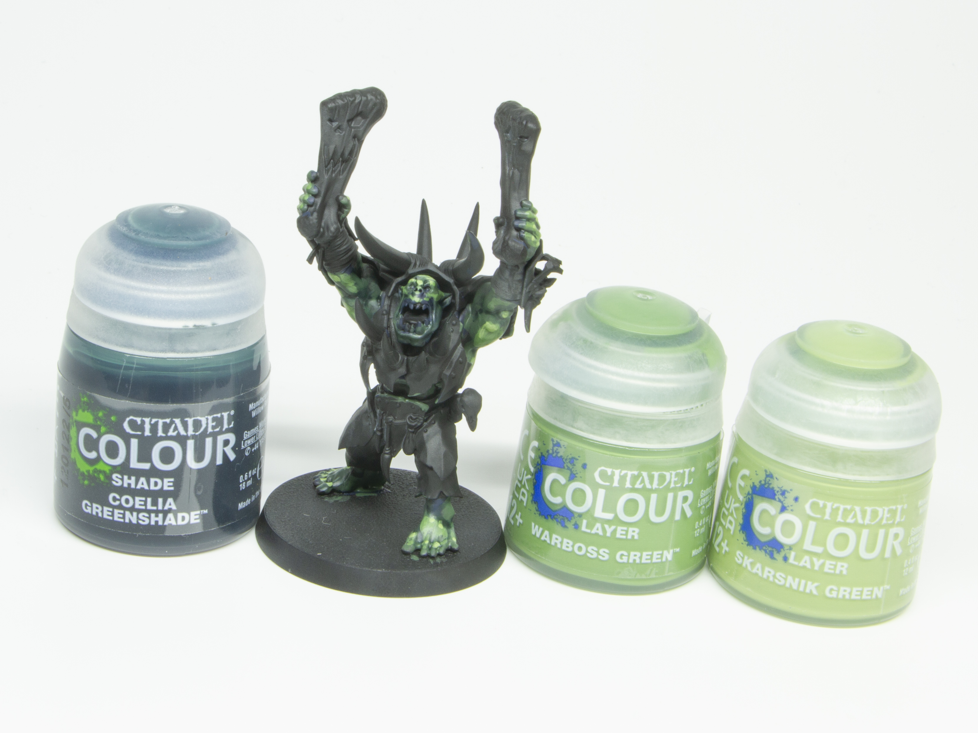 「コエリア・グリーンシェード」でスミ入れ、「ウォーボス・グリーン」から「スカルスニック・グリーン」の順に光の当たりそうな部分を塗る。コントラストが効いてテカりのあるムチッとした筋肉になる