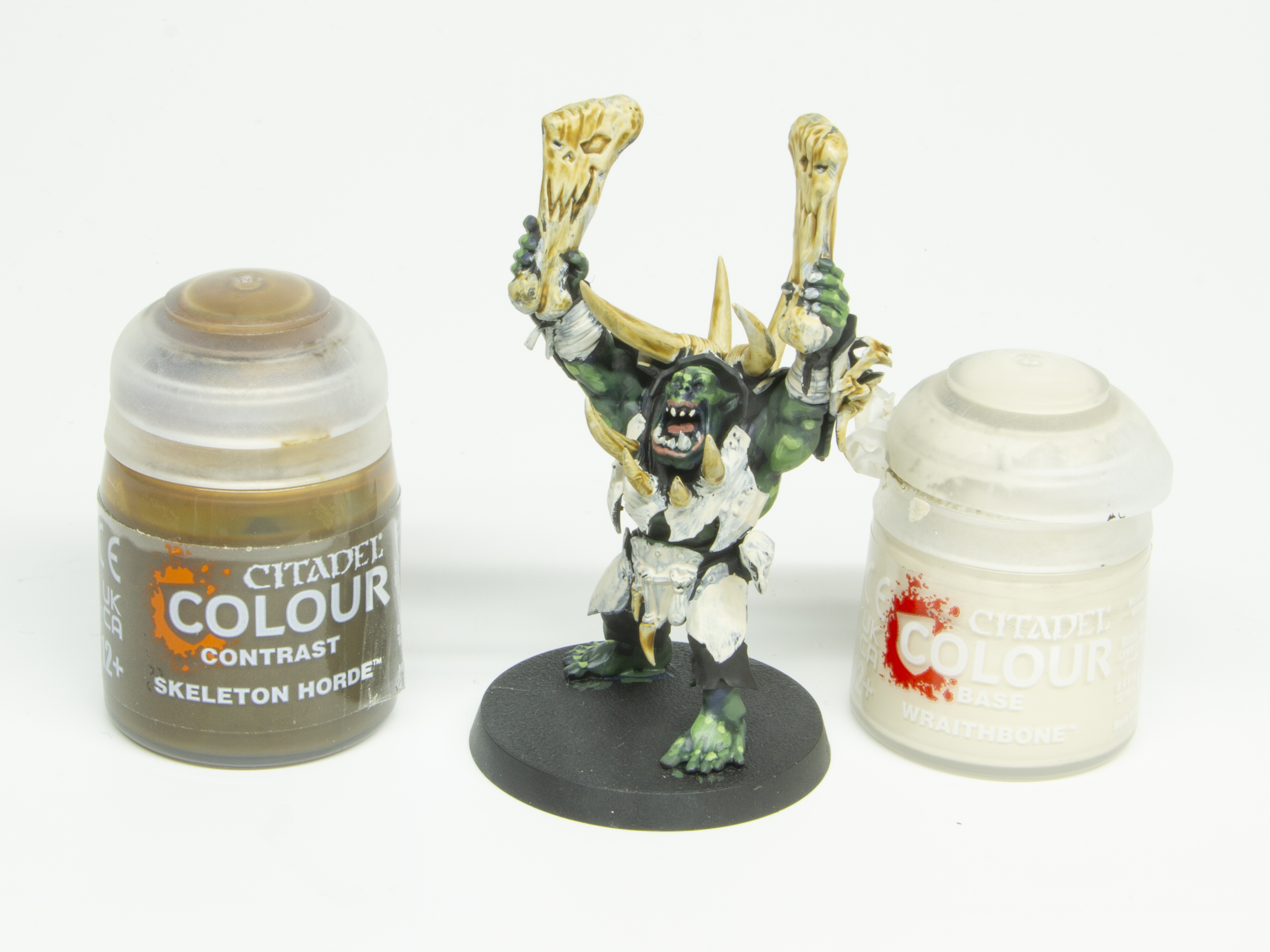 「レイスボーン」で牙などを塗り、乾いたら「スケルトン・ホード」で染める