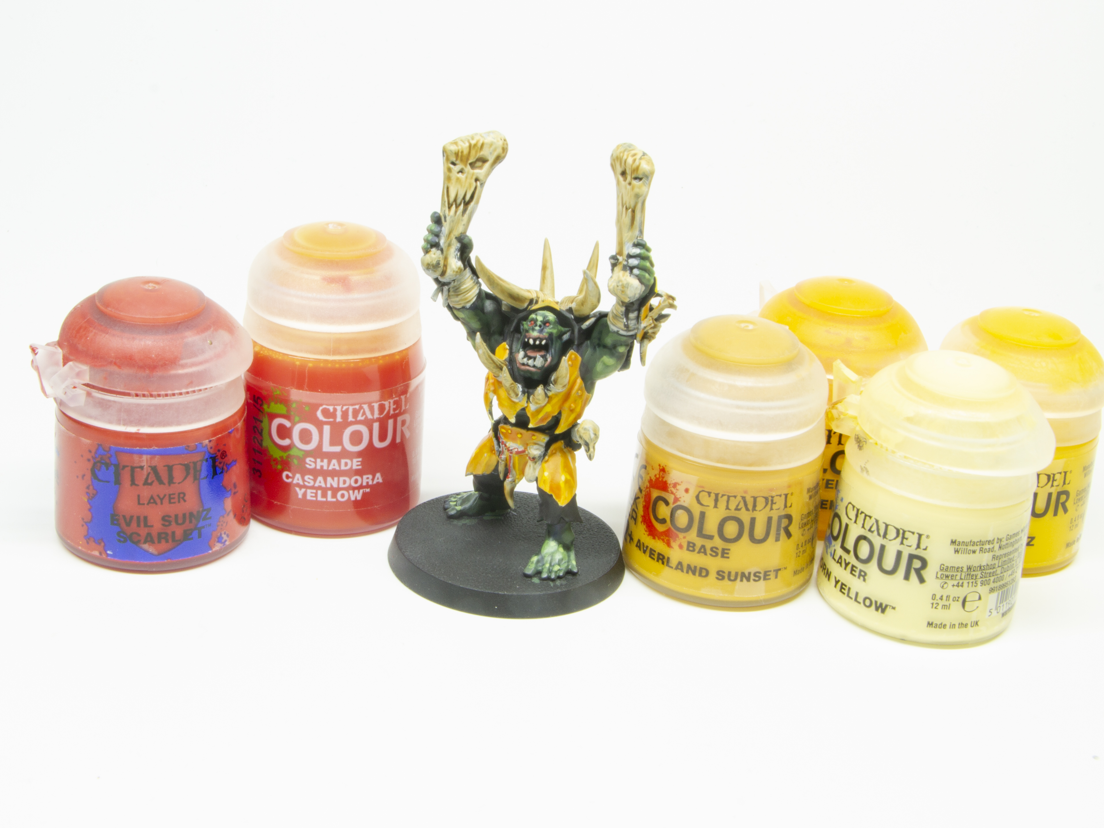 装甲を塗るついでに、「イーヴィルサンズ・スカーレット」で瞳を塗っておく