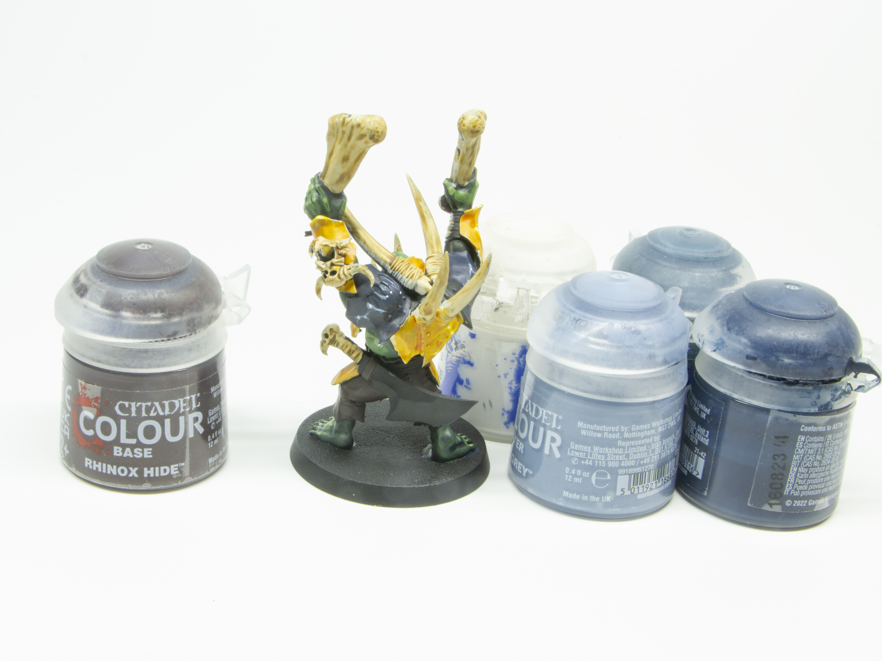 4色を使って丁寧に肩の装甲を塗る