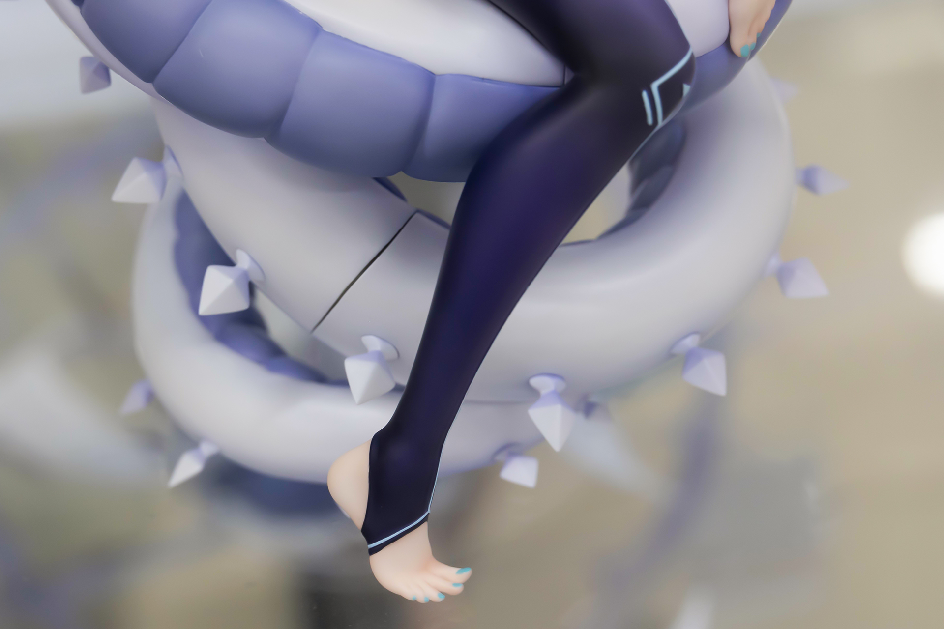 脚に身に付けている衣装は、スポーティなデザインになっている