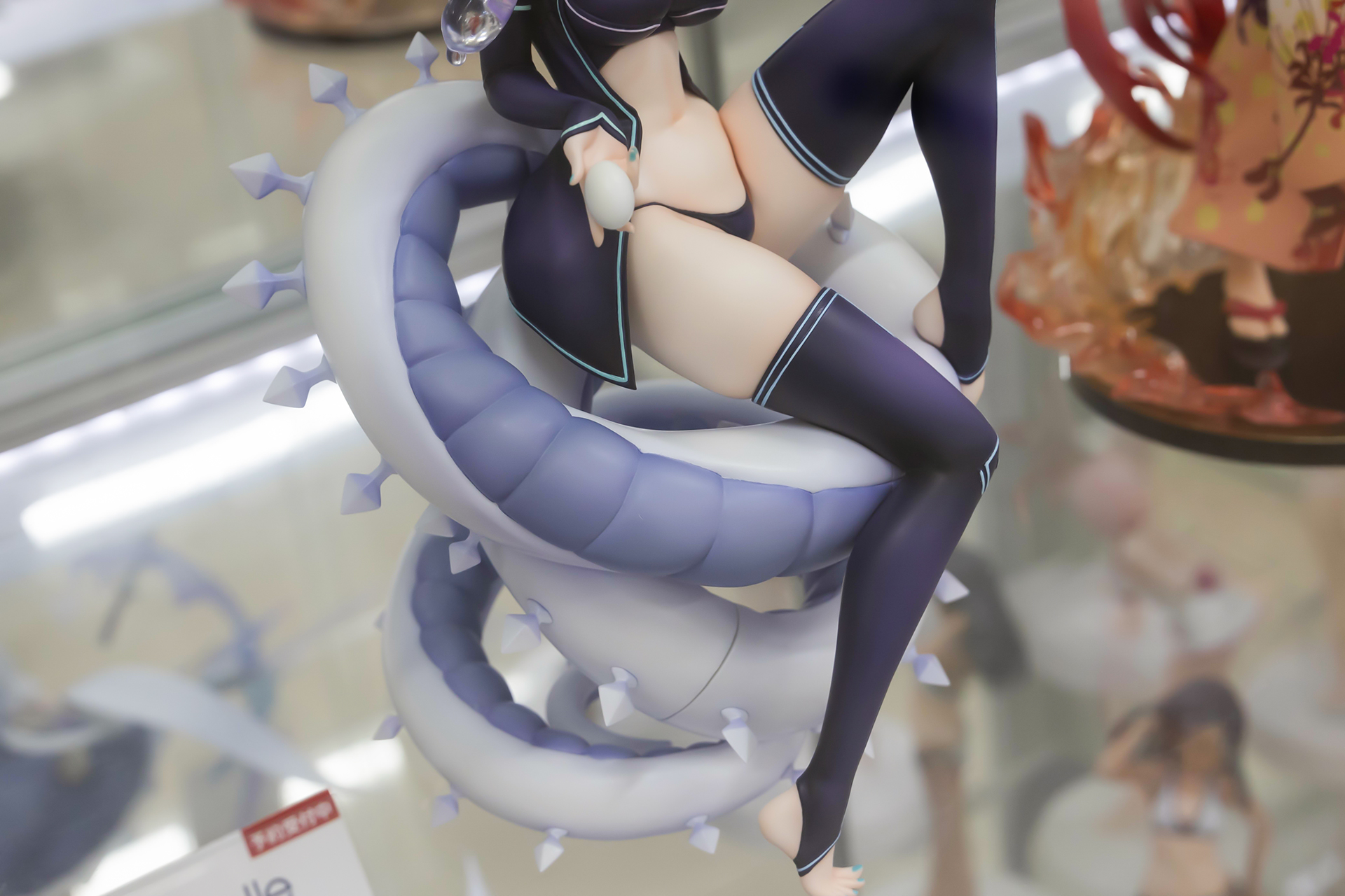 まるで虫のような独特のデザインをした、巨大な触手に座った状態になっている