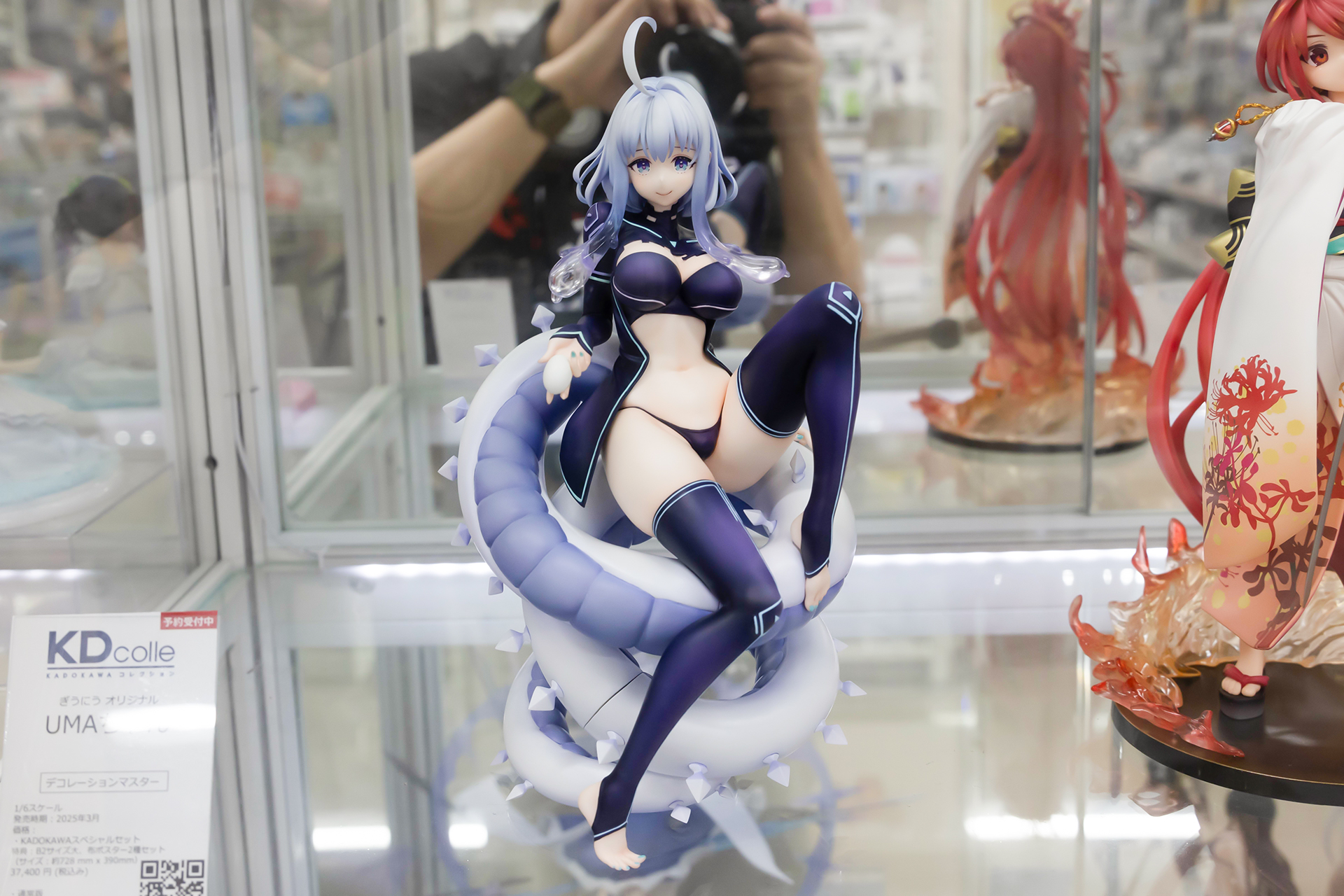 フィギュアの素材はプラスチックで、全高は約235mmだ