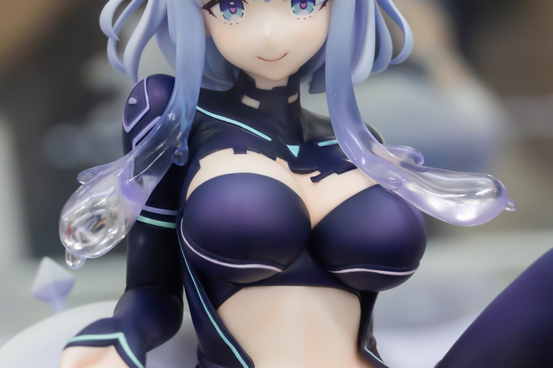 ただのビキニ姿とは異なり、少しサイバーな雰囲気のデザインになっている