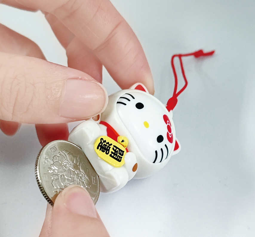 底面にコインを引っかけて着ぐるみパーツをゆっくり取り外す