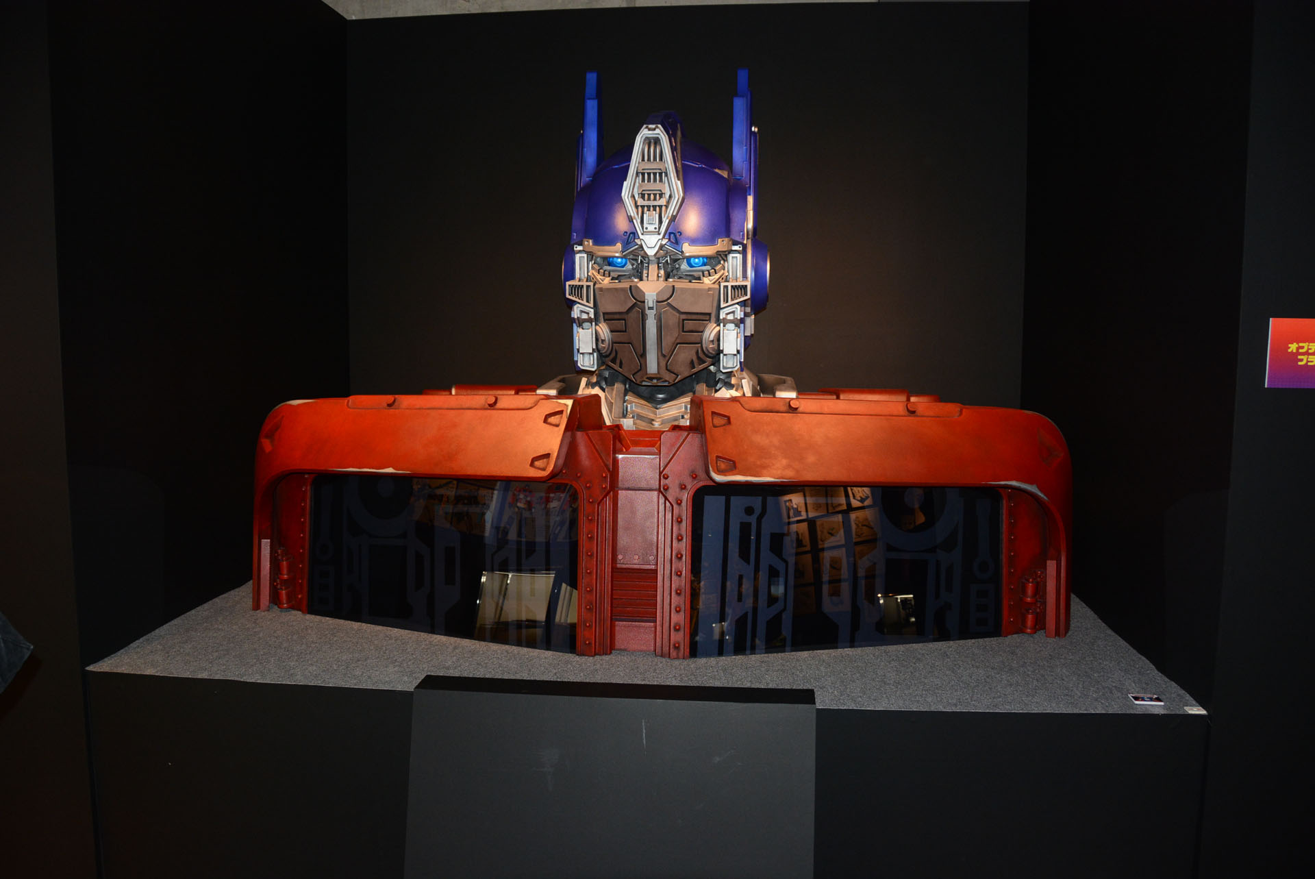 巨大胸像も注目