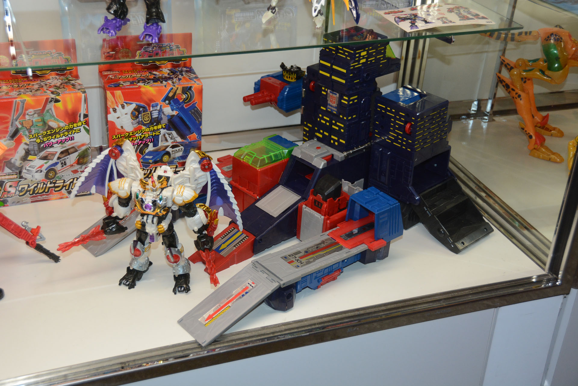 様々な時代の商品に出会えるのが、最大の魅力だろう