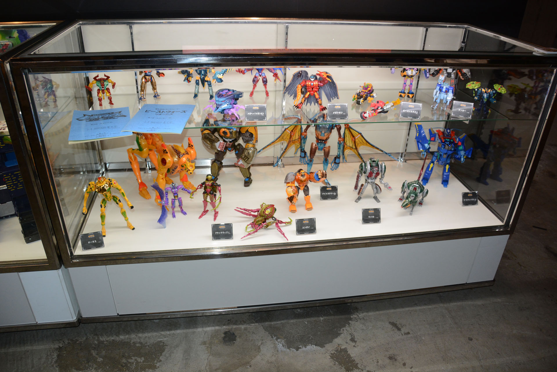 様々な時代の商品に出会えるのが、最大の魅力だろう