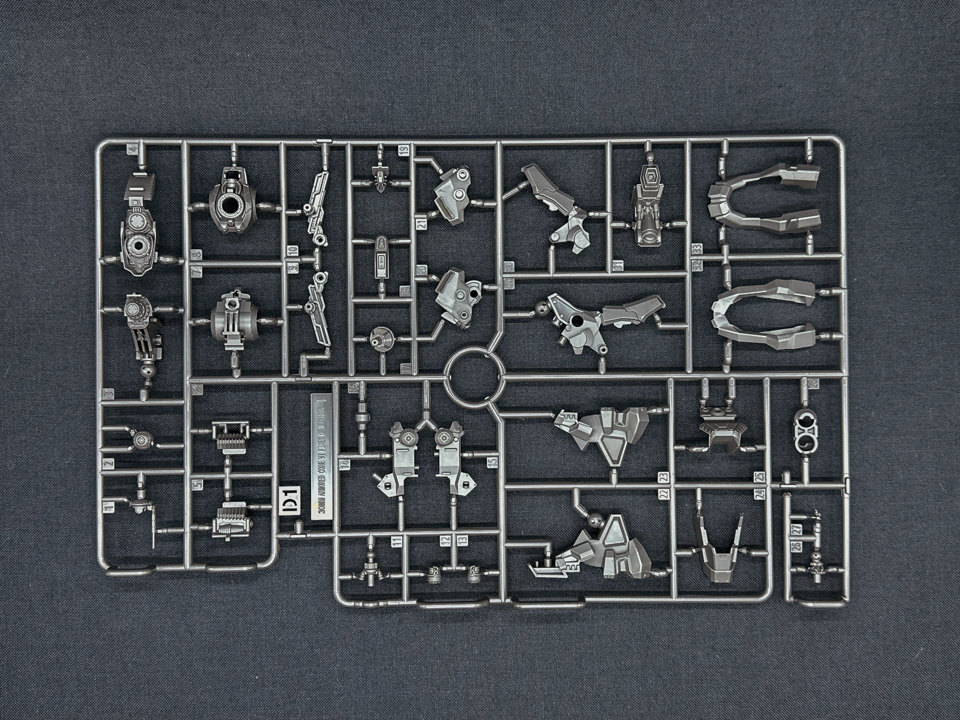 「ナイトフォール」本体を構成するランナー。パーツ素材は全てPS樹脂にて成型されています。