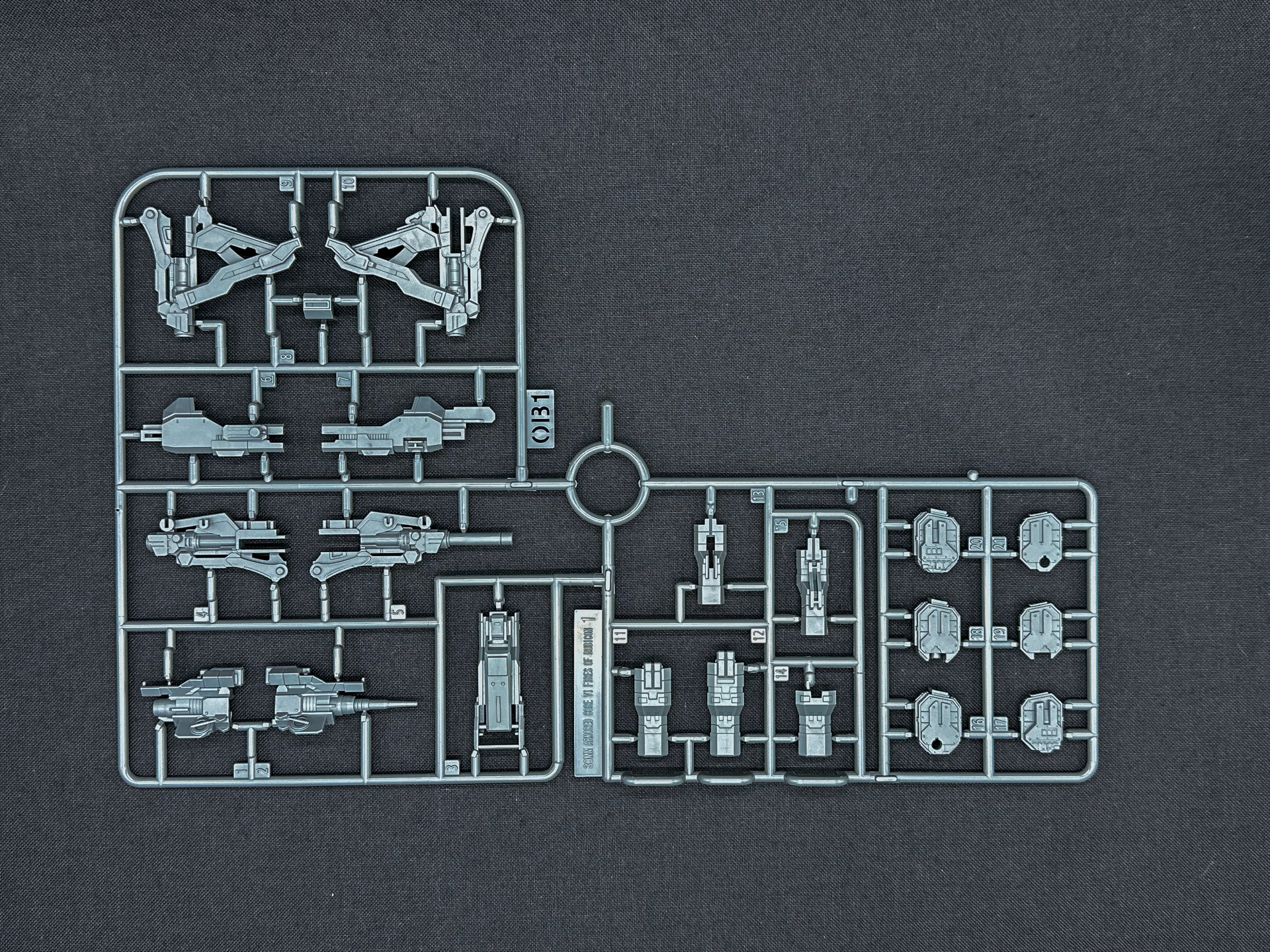 「ナイトフォール」の武装を構成するランナー。本体と同様に全てPS樹脂にて成型されています。