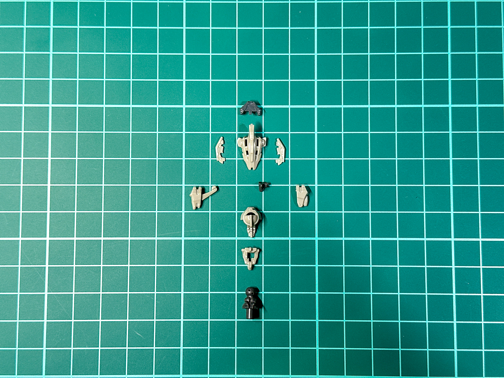 組み立て前のバイザー無頭部パーツ。全10パーツにて構成されています。