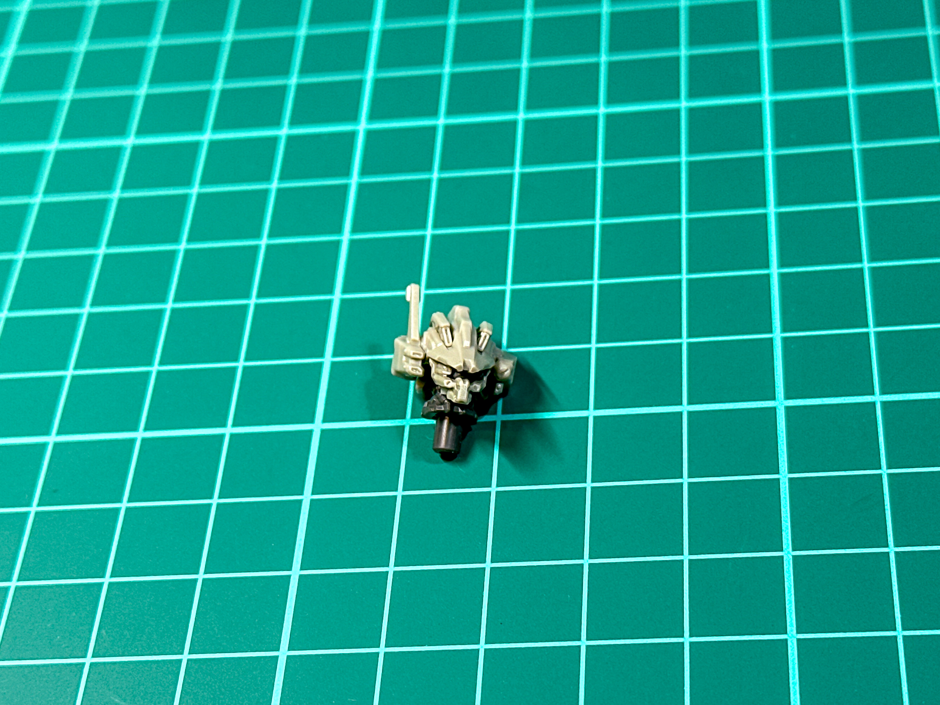 組み立てが完了したバイザー無頭部パーツ。首部分のフレームは頭部に取り付ける構造となっています。