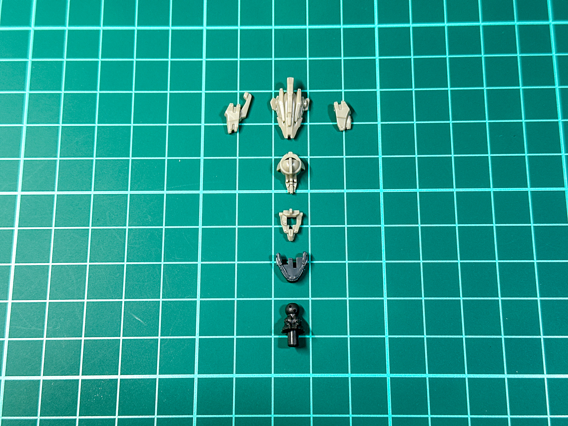 バイザー有頭部の組み立て前状態。こちらは全7パーツにて構成されています。