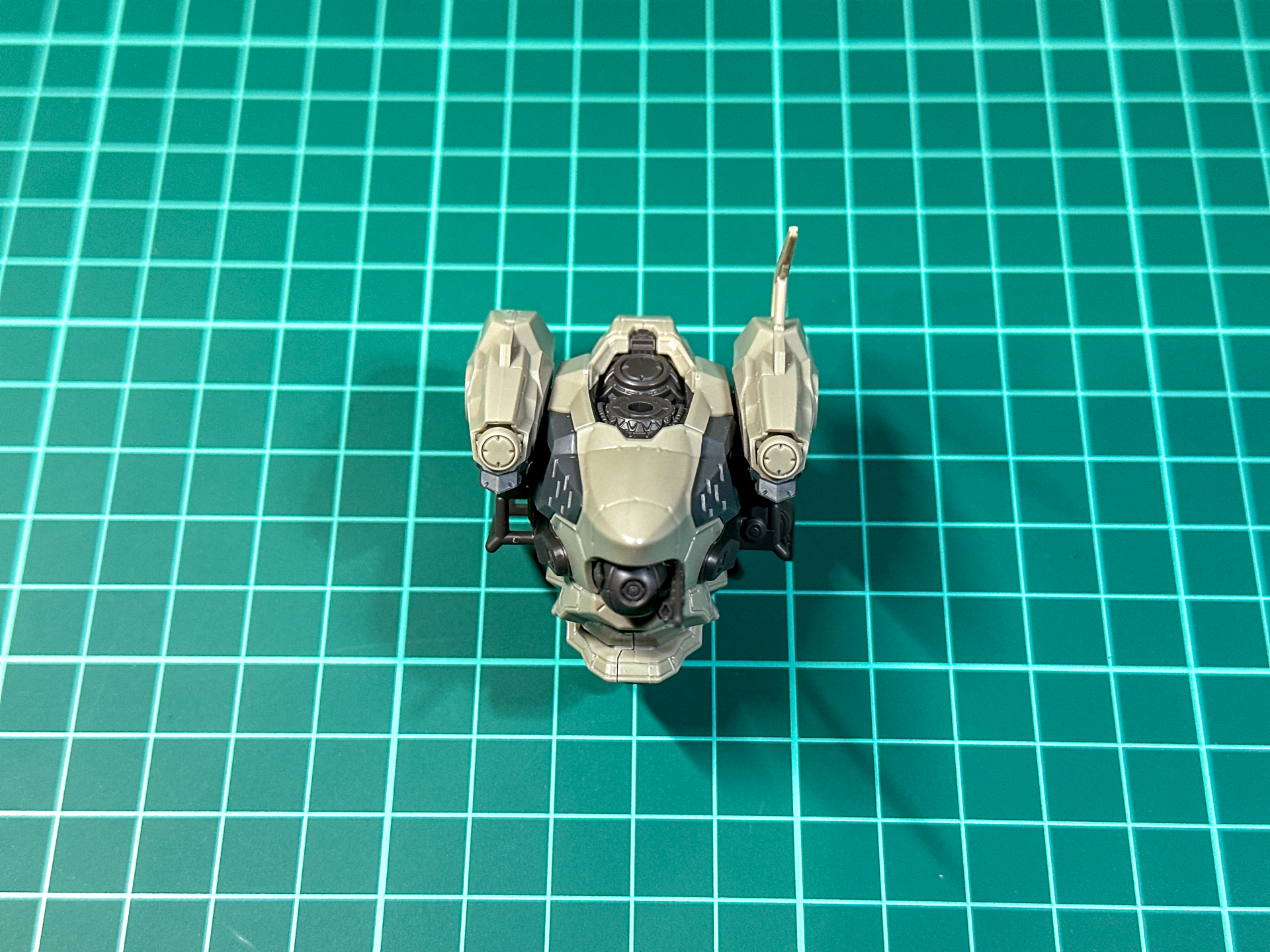 組み立て後の胴体パーツ。内部に可動軸は搭載されていないシンプルな構造となっています。