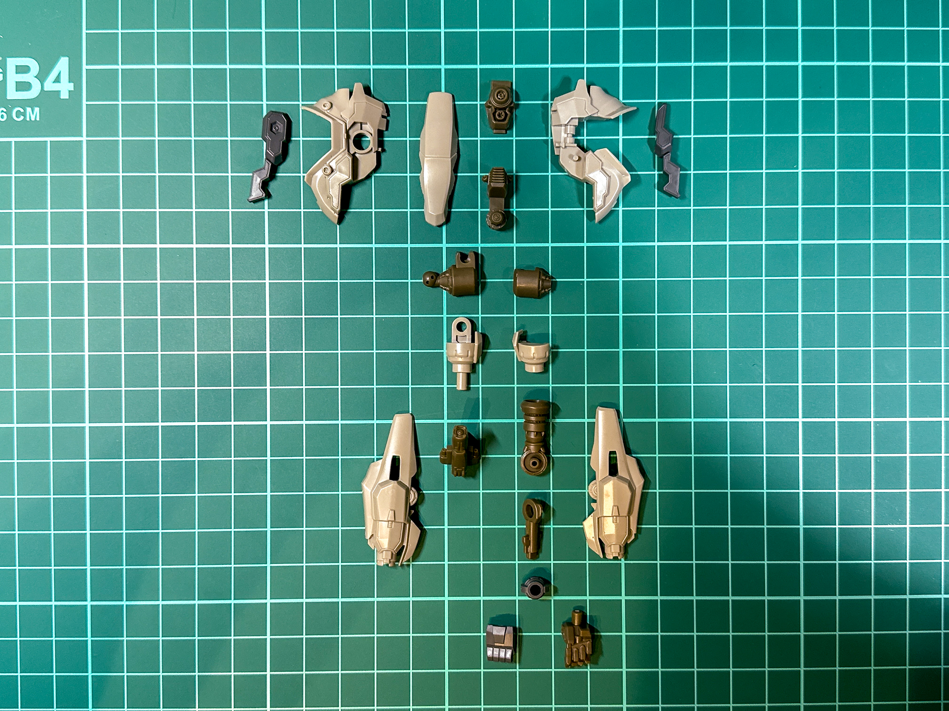 組み立て前の腕部パーツ。右腕は全19パーツにて構成されています。