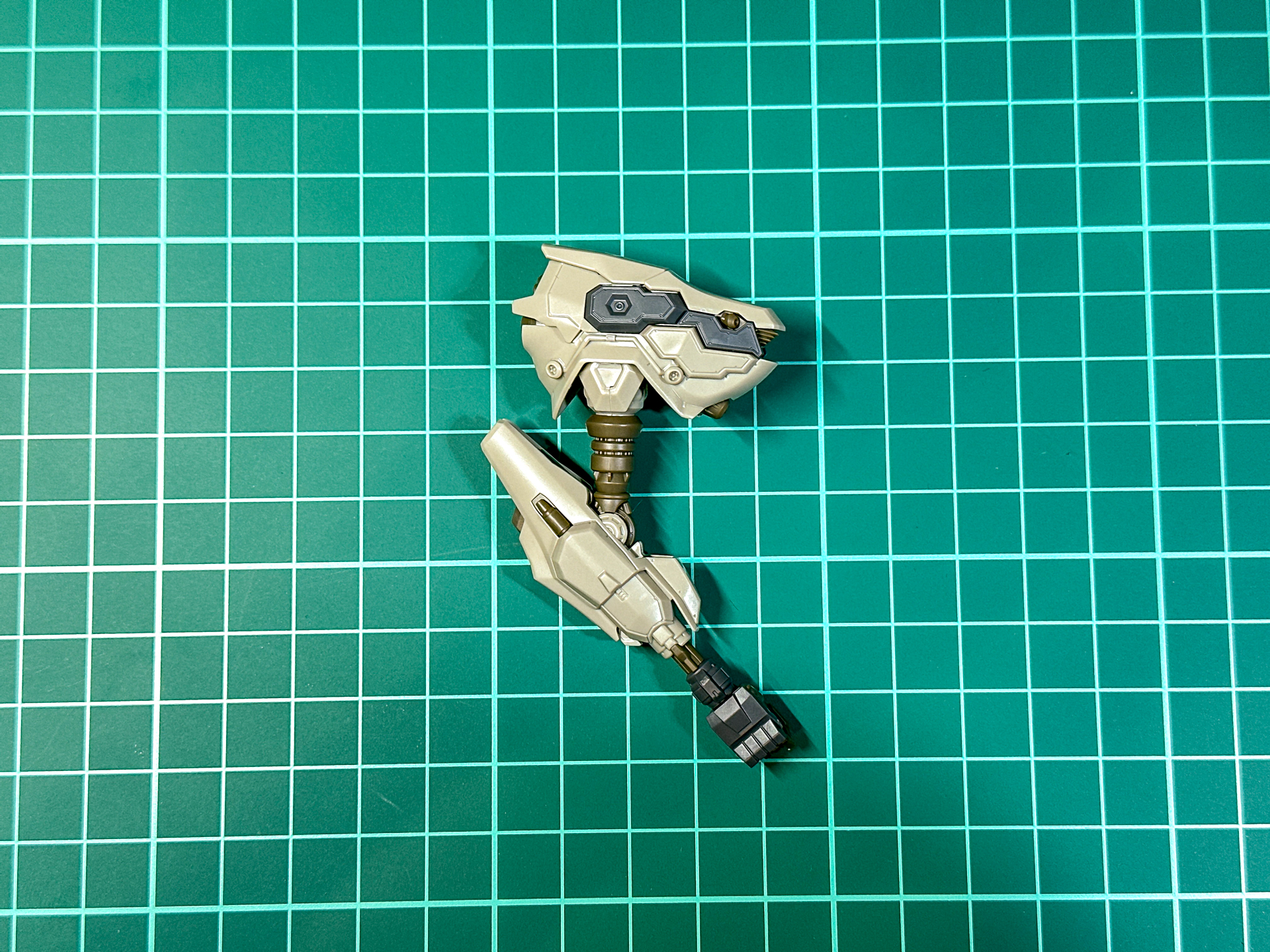 組み立てが完了した腕部パーツ。手首にロール軸が追加されています。